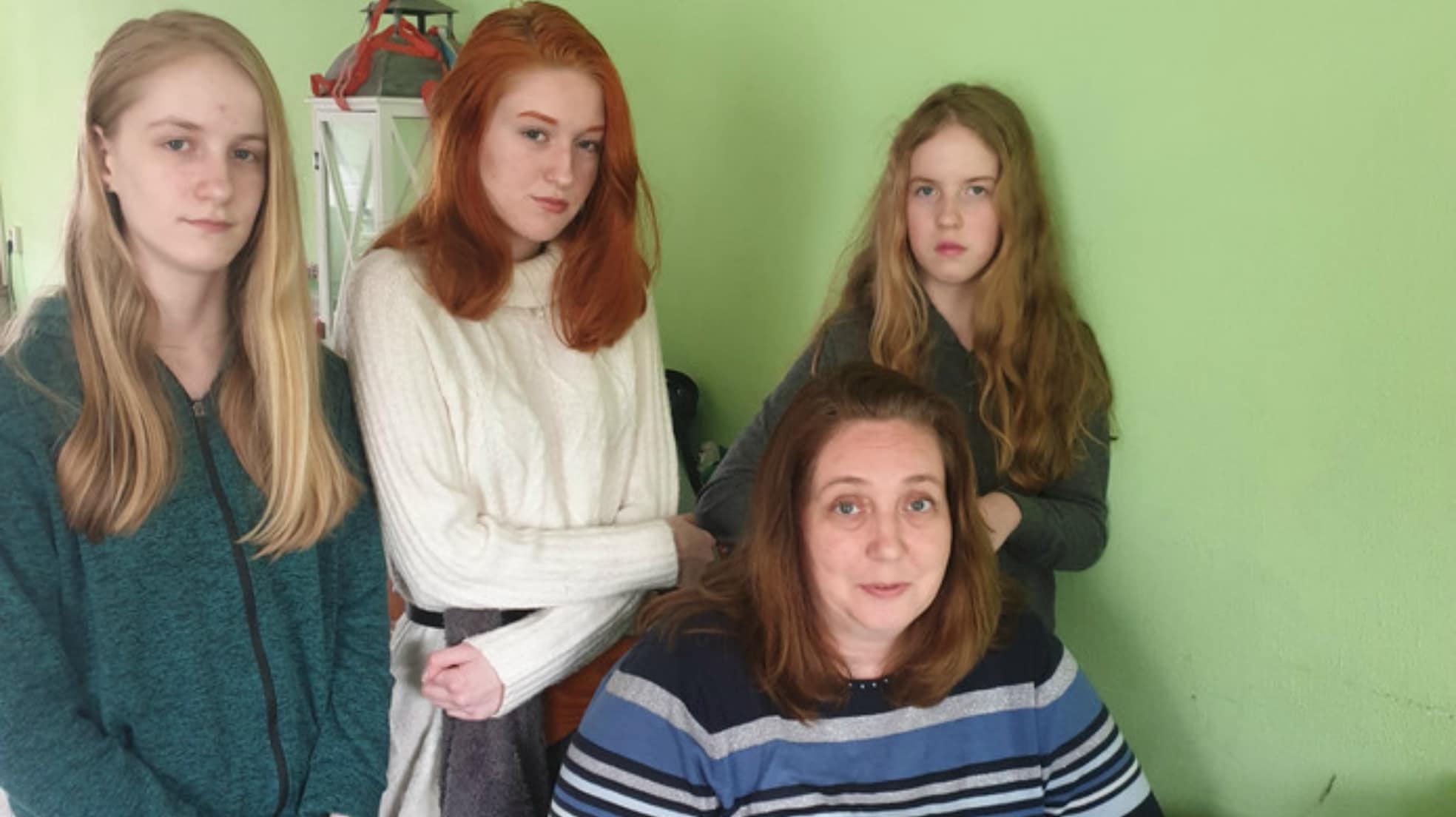 Yvette Neuschwanger met haar dochters Maud, Puck en Anouk: thuiswerken en Netflix kijken. Foto: Stéphan Reken