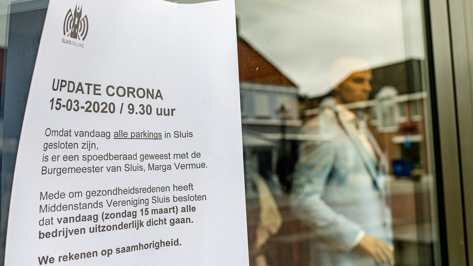 Lege en gesloten horecazaken en winkelstraten in het Zeeuws-Vlaamse Sluis. Foto: Jonas Roosens