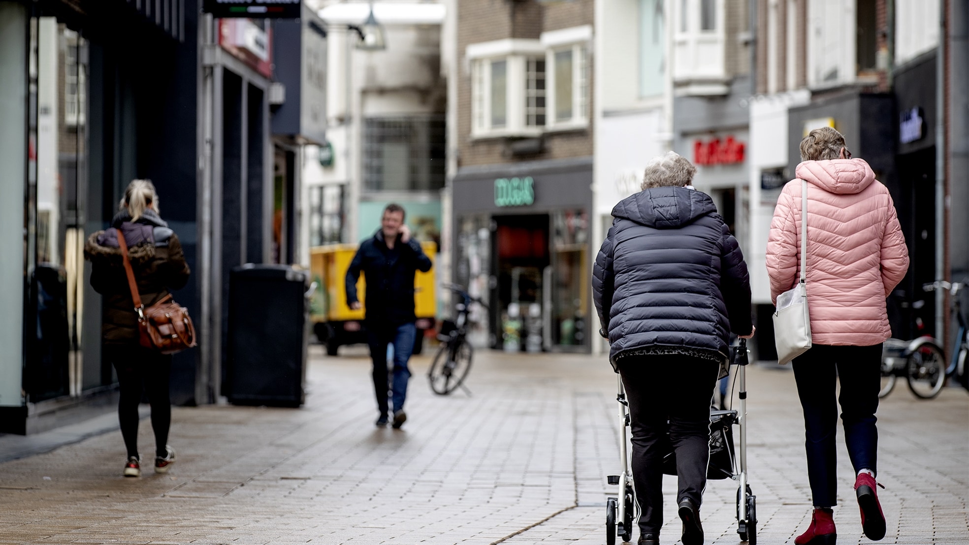 Een bijna uitgestorven winkelstraat in Tilburg. Brabanders werken massaal thuis. Foto: ANP