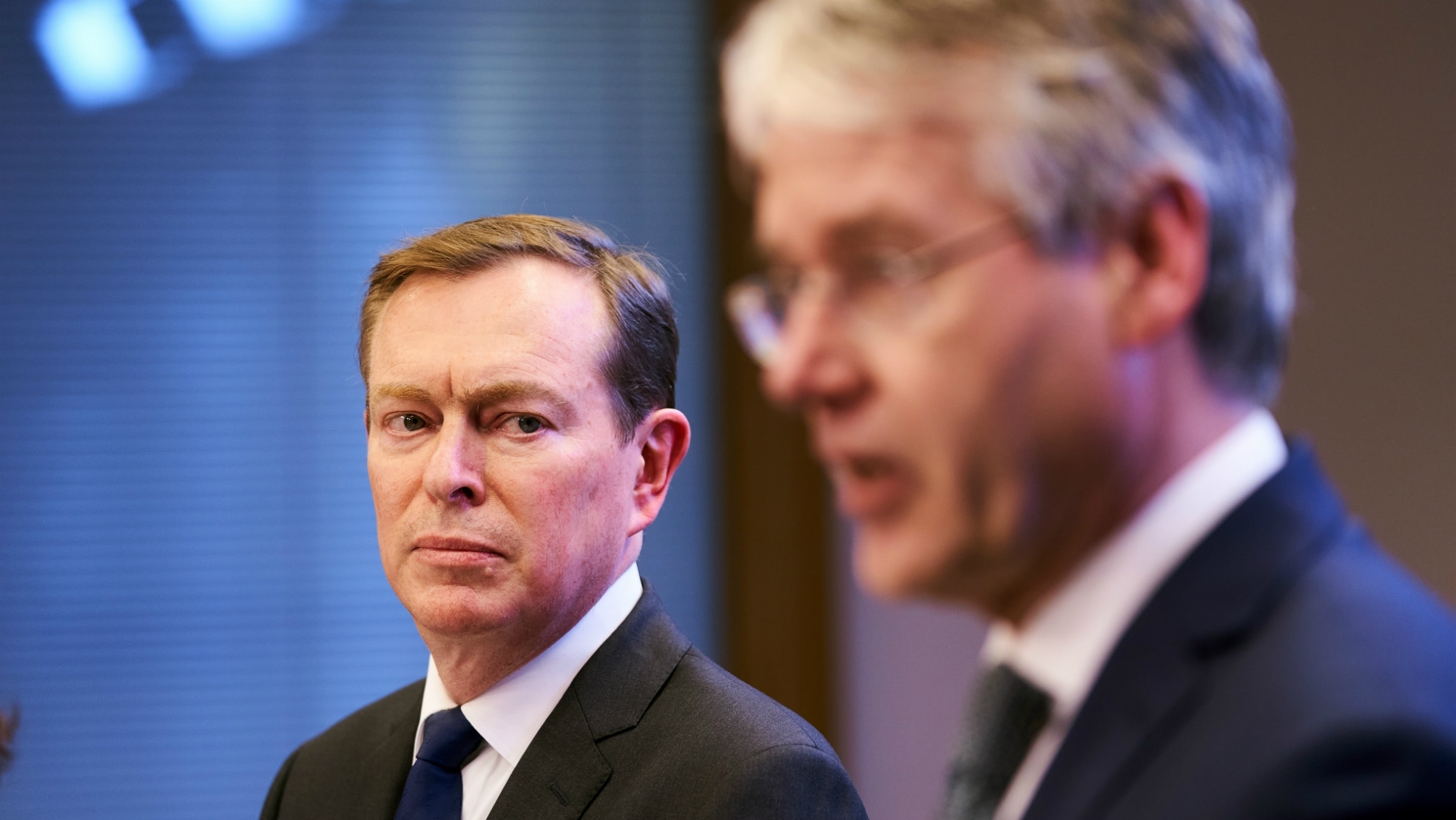 Minister Bruins (links) voor Medische Zorg en Sport en minister Slob voor Basis- en Voortgezet Onderwijs en Media tijdens een persconferentie over aanvullende maatregelen in verband met het coronavirus. Alle scholen en de kinderopvang, eet- en drinkgelegenheden en sportclubs gaan van maandag 16 maart tot en met 6 april dicht. Foto: ANP.