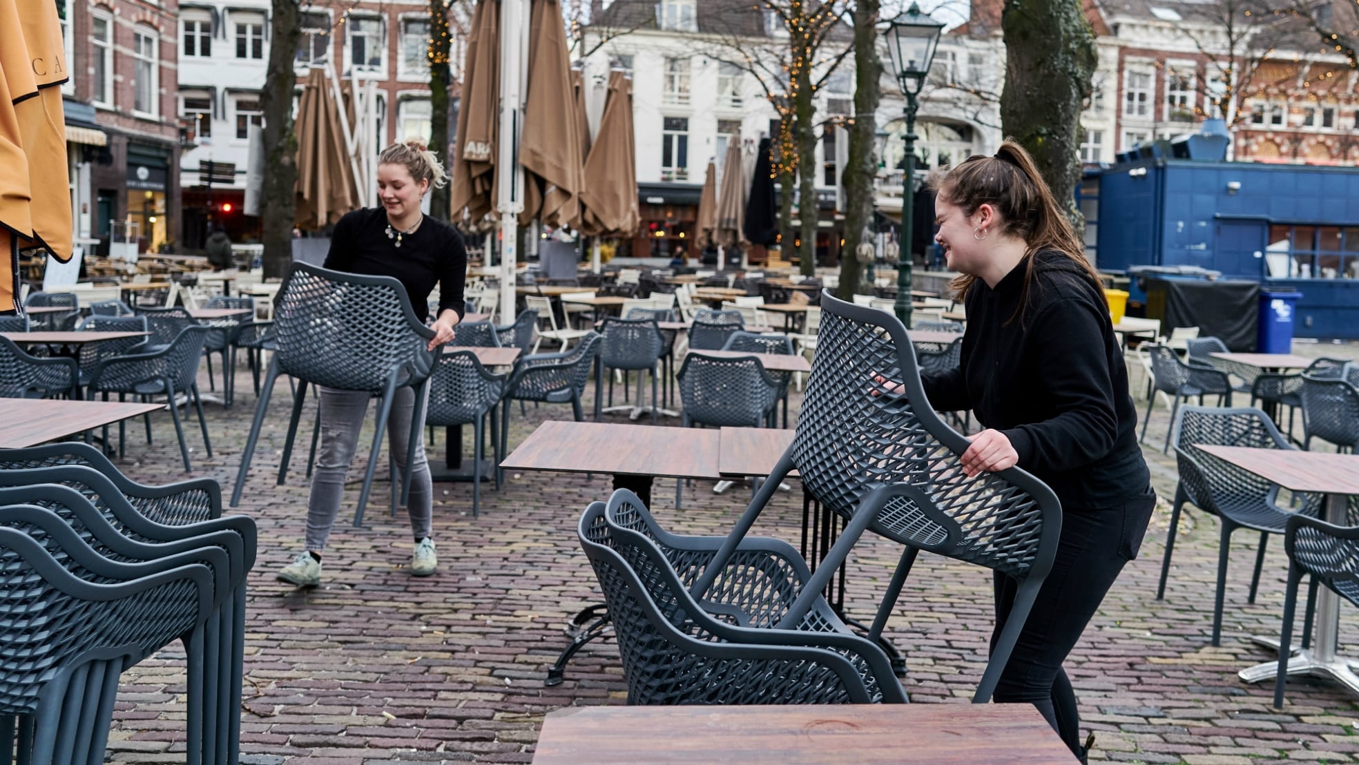Ook de cafes op het Plein in Den Haag ruimen het terras op. Het kabinet heeft besloten dat alle horeca drie weken dicht gaan om verspreiding van het coronavirus in te perken. Foto: ANP.