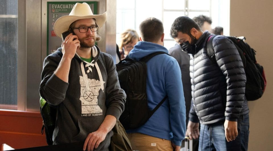 Drukte in de vertrekhal bij de informatiebalie van KLM op Schiphol. Het door de Amerikaanse president Donald Trump aangekondigde inreisverbod voor Europese landen heeft grote gevolgen voor de reiswereld. Foto: ANP/Olaf Kraak
