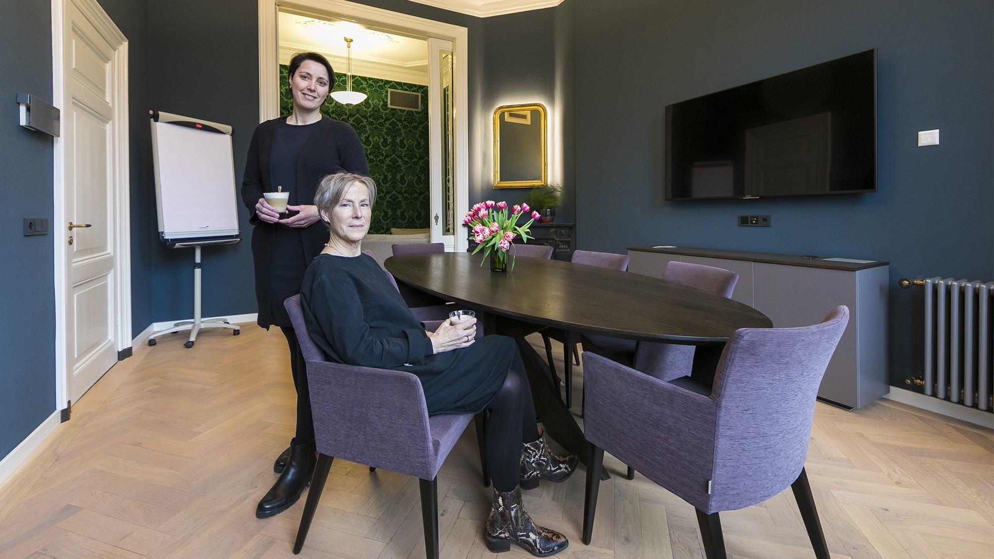 Betty Blom (rechts) met haar haar dochter Ingrid Nijhof, eigenaren van De Zandkamer. Foto: Roel van der Aa