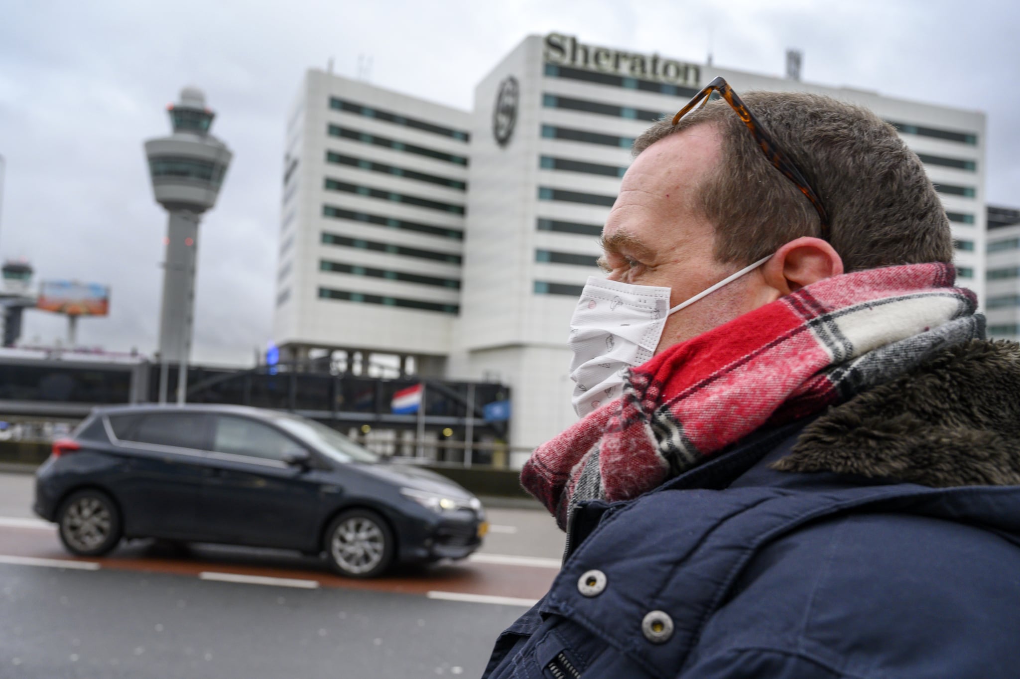 Een reiziger uit Peking op Schiphol. KLM liet eerder al weten dat de totale passagiersstroom in februari 2,7 procent lager uitviel. Foto: ANP