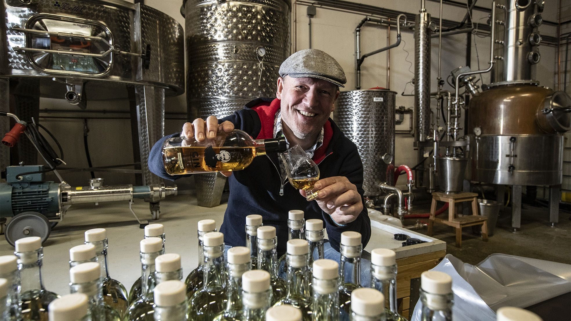 Erik Molenaar leeft zich uit als stoker van mooie distillaten in Deventer. Foto: Ronald Hissink