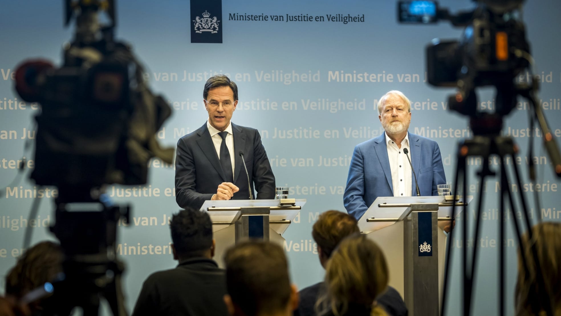 Premier Rutte en RIVM-directeur Jaap van Dissel tijdens de ingelaste persconferentie. Foto: ANP.