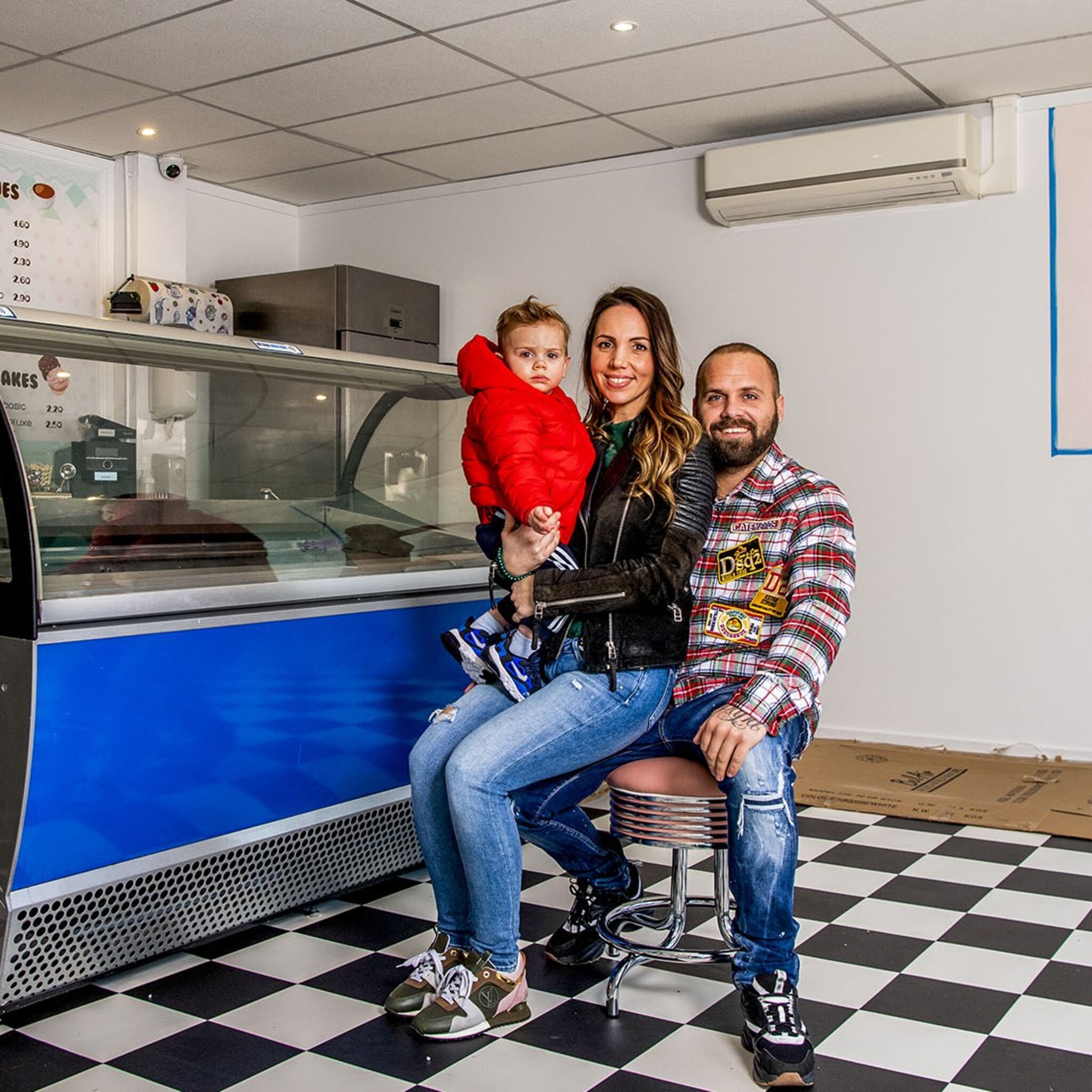 ondernemer bappie tetteroo opent ijssalon ter nagedachtenis aan vader