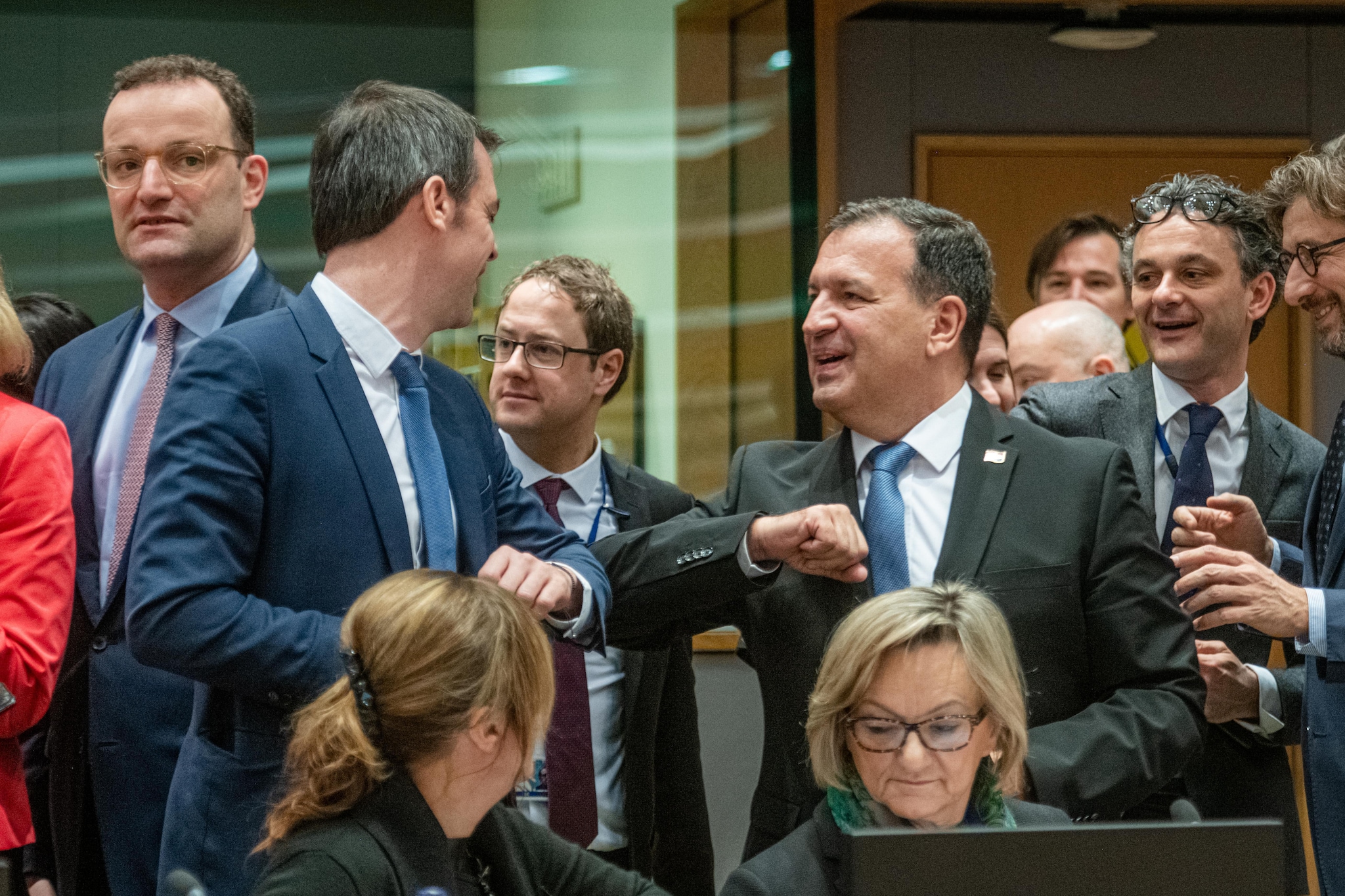 Ministers van volksgezondheid Olivier Veran (Frankrijk) en Vili Beros (Kroatië) groeten elkaar met de elleboog tijdens een speciale bijeenkomst voor Europese ministers van Volksgezondheid vanwege het coronavirus. Foto: ANP
