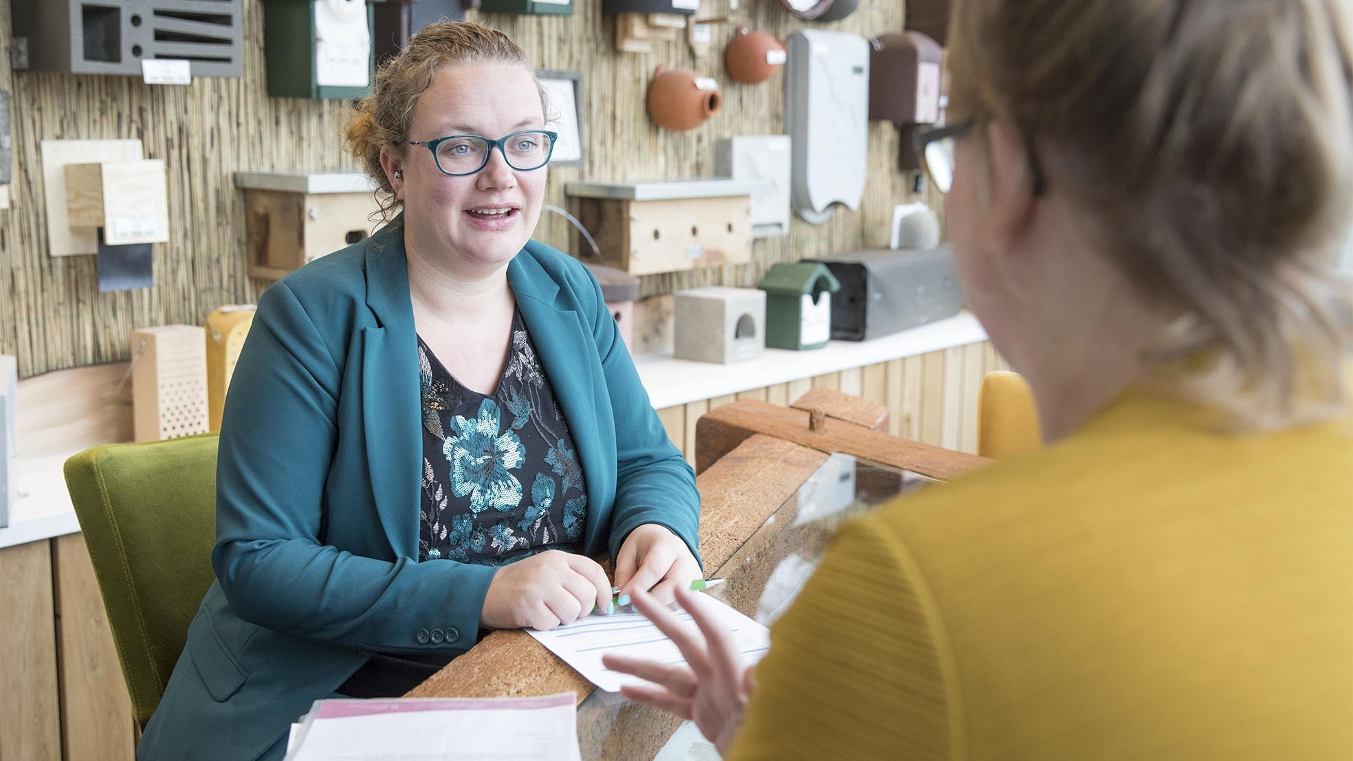 Budgetcoach Merijn Nuijten (links) tijdens het gratis belastingspreekuur voor werknemers van Traas. Foto: Johan van der Heijden