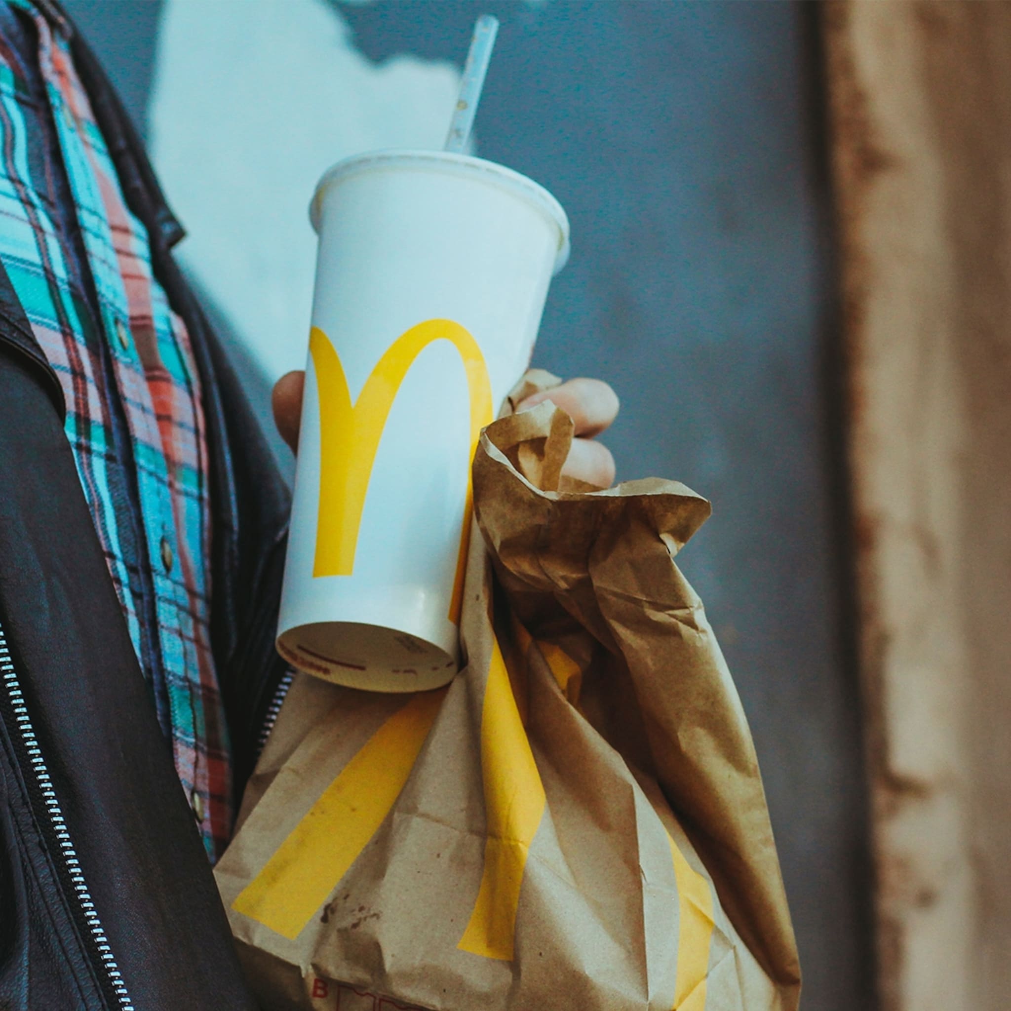 mcdonald s hangt handwasautomaten op om coronavirus buiten deur te houden