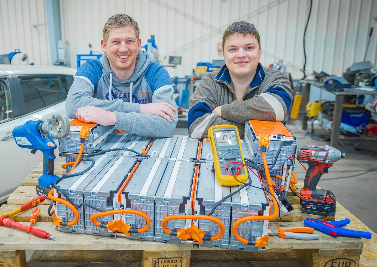 Sjaak (links) en Emile bouwen nieuwe batterijen die ervoor zorgen dat oude elektrische auto's verder kunnen rijden. Foto: Daniella van Bergen