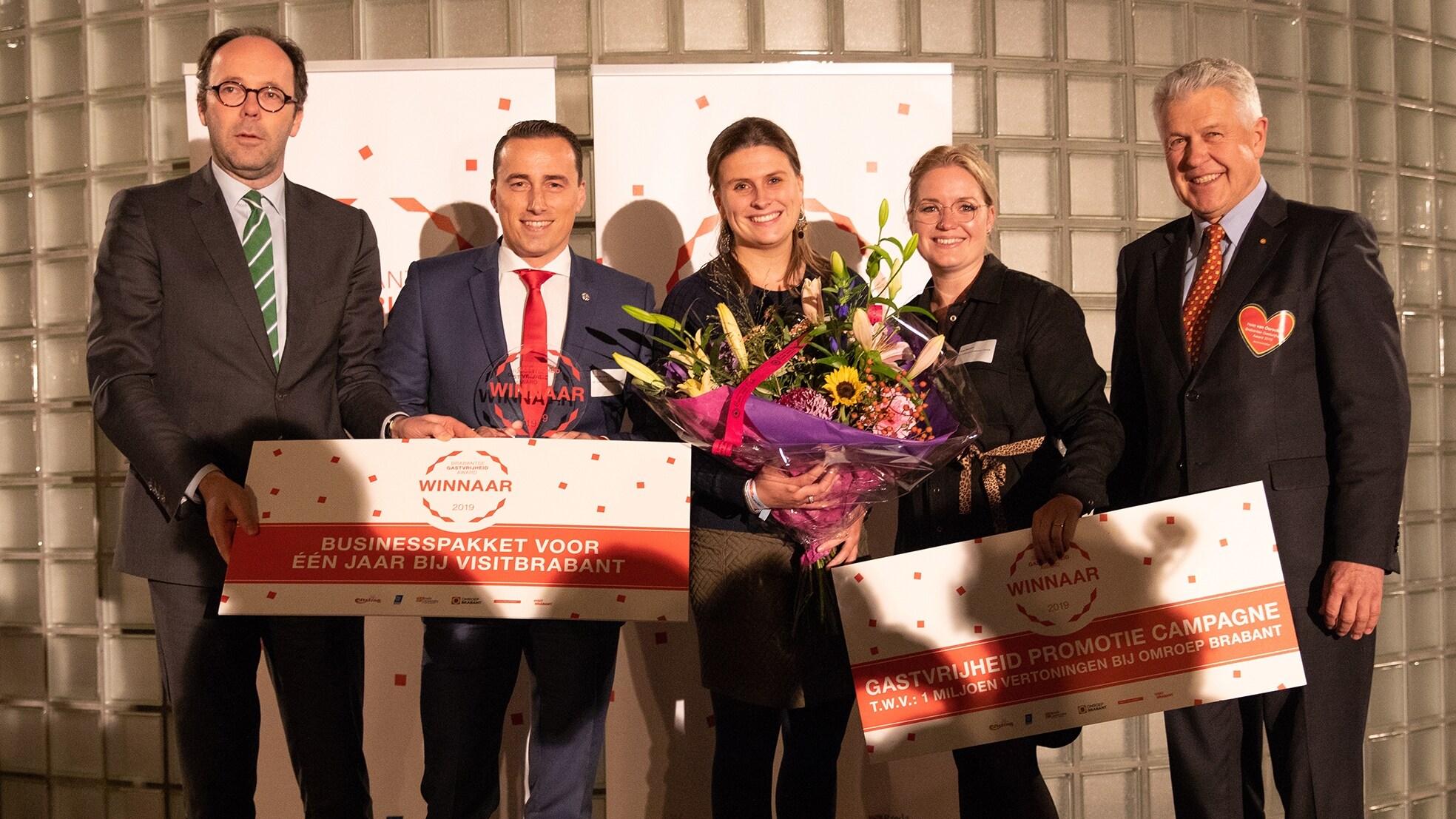 Gedeputeerde Martijn van Gruijthuijsen en juryvoorzitter Hein van Oorschot reiken de Brabantse Gastvrijheid Award 2019 uit aan NH Collection Eindhoven Centre.