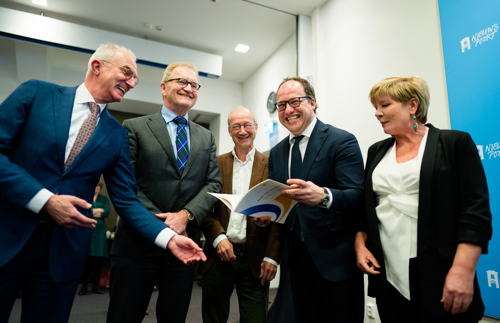 Fried Kaanen (MKB-Nederland) , Hans de Boer (VNO-NCW), Leo Hartveld (FNV), Minister Wouter Koolmees (SZW), Kitty Jong (FNV) tijdens de overhandiging van het voorstel aan minister Koolmees.