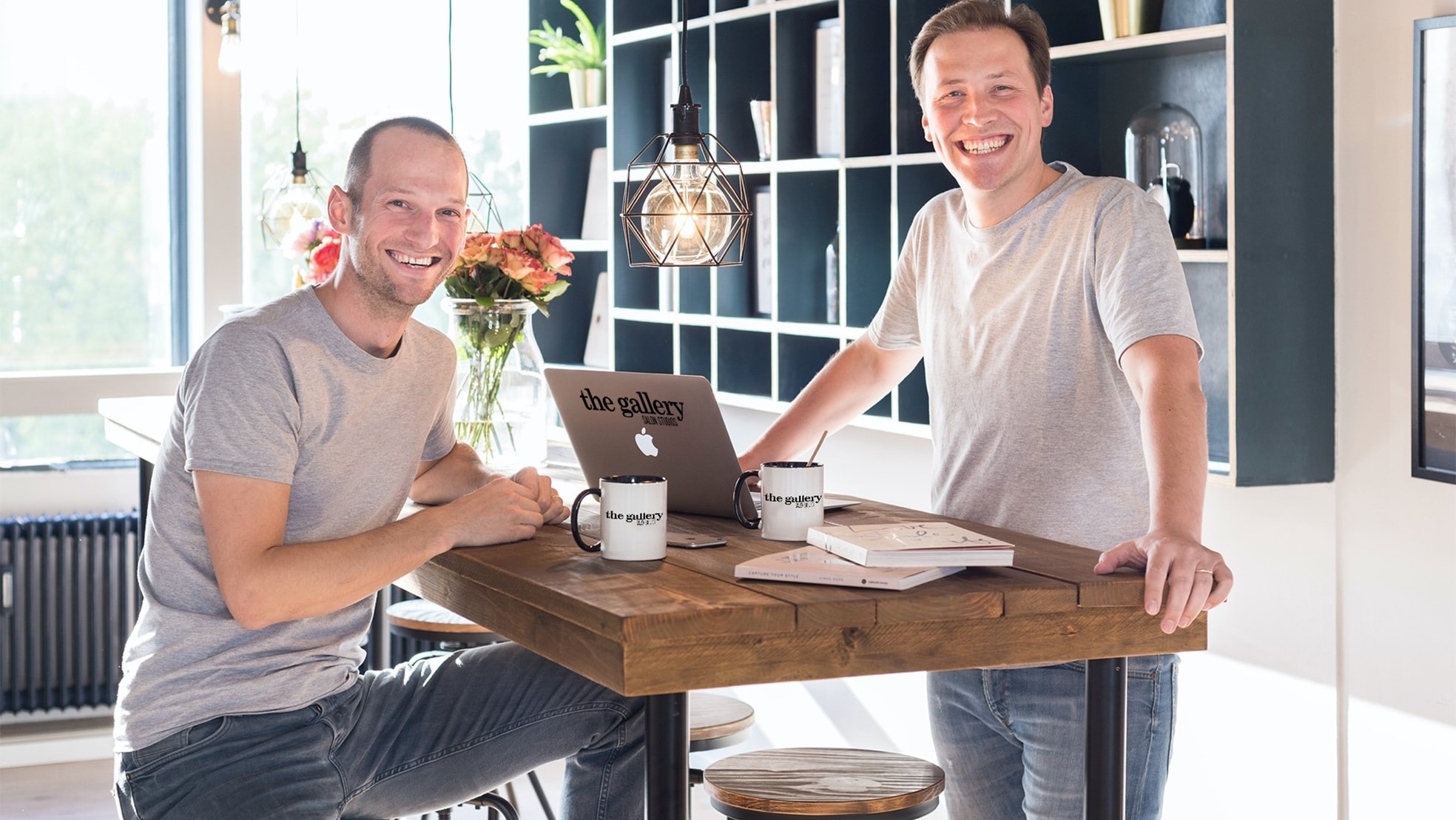 Camiel Crain (rechts) en Luuk van Wijmen bieden flexibele werkplekken voor zelfstandige kappers en beautyprofessionals. Foto: The Gallery Salon Studios