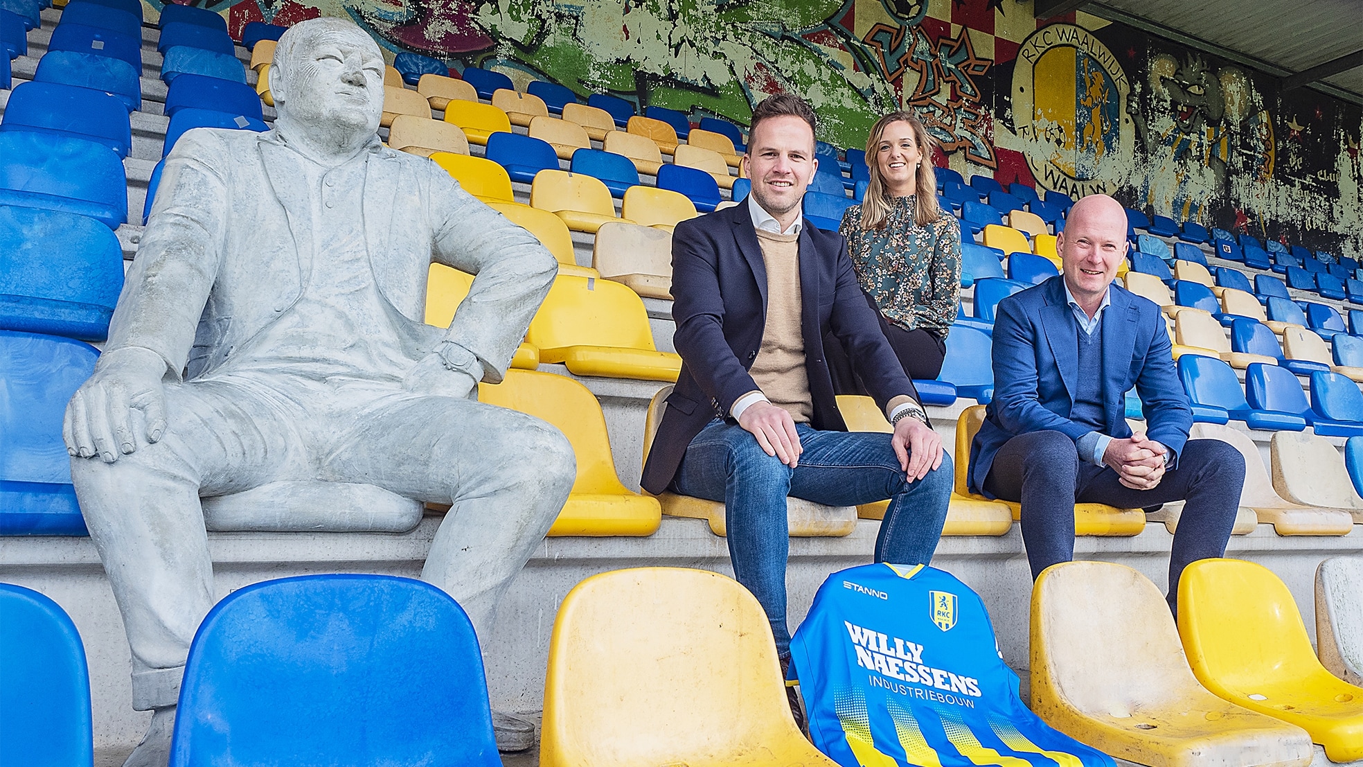 Naast beeld Dick Jol, v.l.n.r.: Frank van Mosselveld, Suzan Dorgelo en Willem van der Linden.