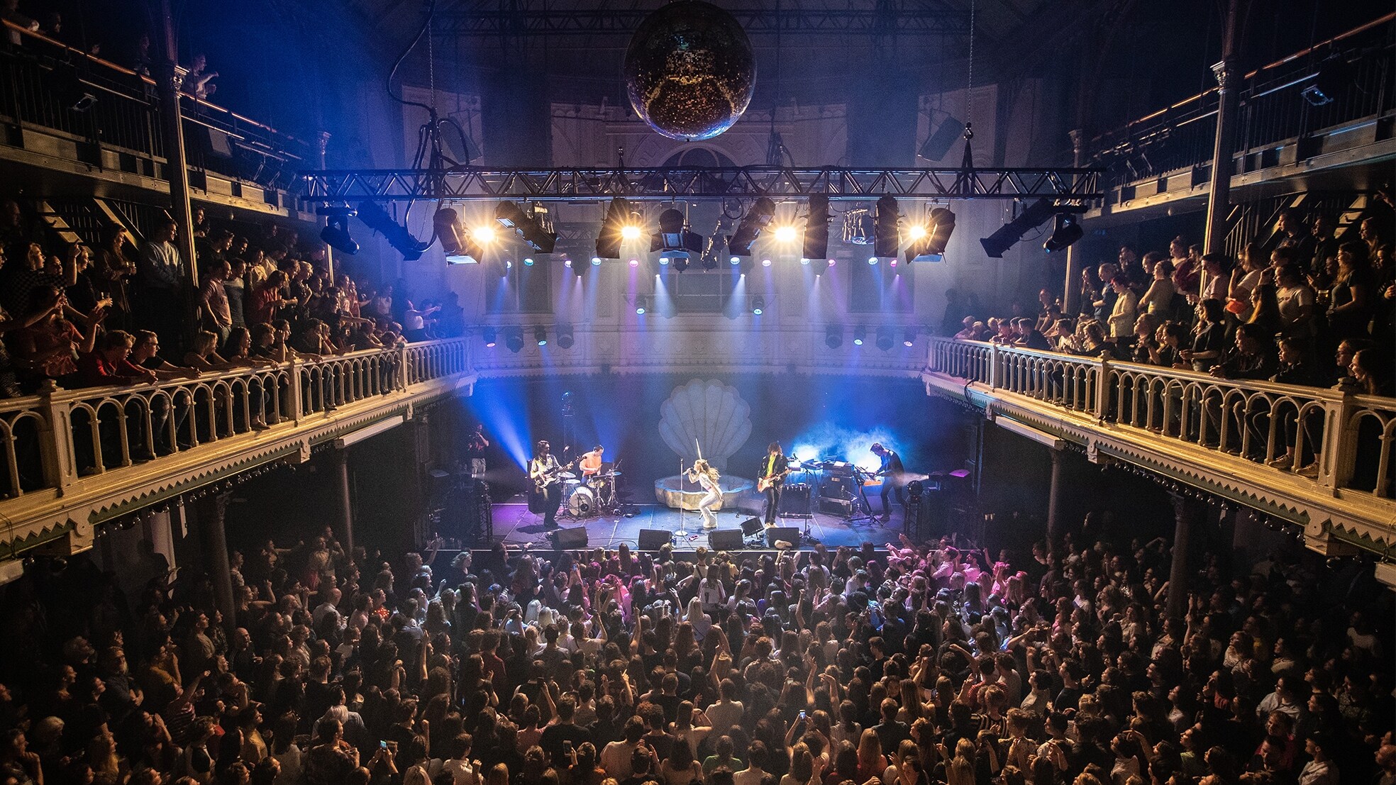 Foto boven: een optreden van zangeres Merol in Paradiso. Onder: ceo en medeoprichter Kiliaan Toorenaar van Close. Foto's: ANP/Close