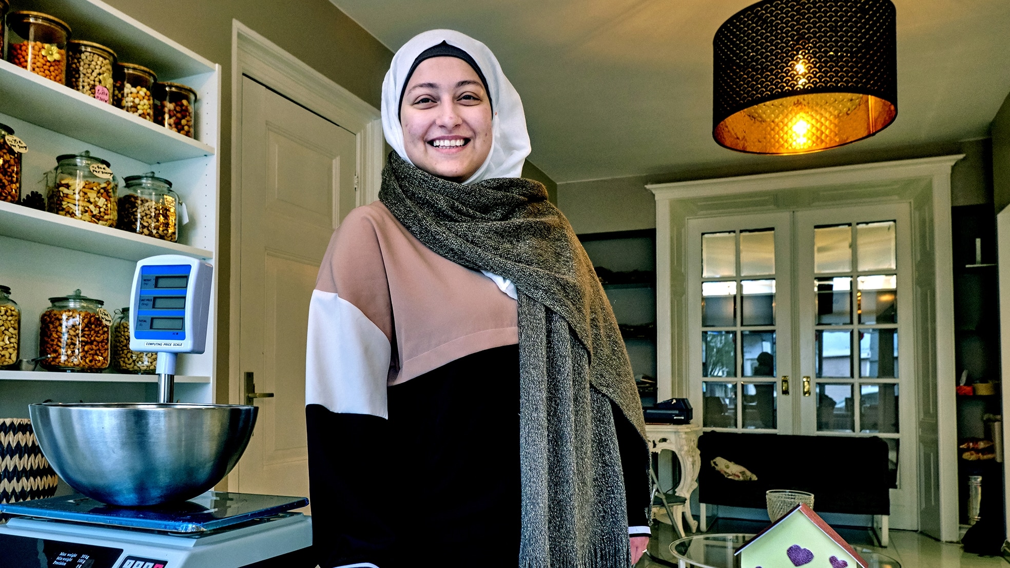 Alaa Sari in haar zaak in Dordrecht. Foto: Victor van Breukelen