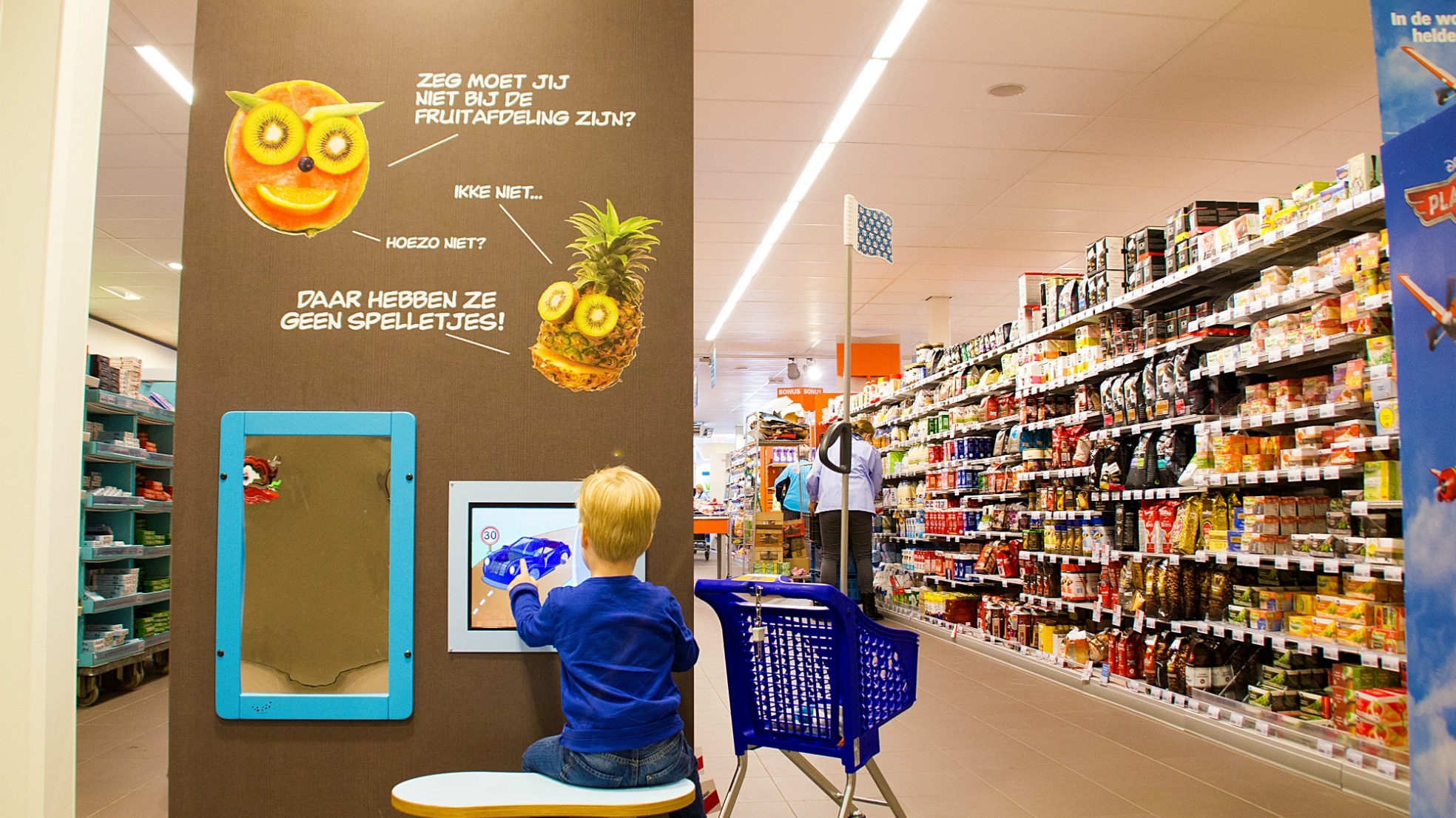 Een kidscorner in een Albert Heijn en op vliegveld Geneve. Foto's: IKC