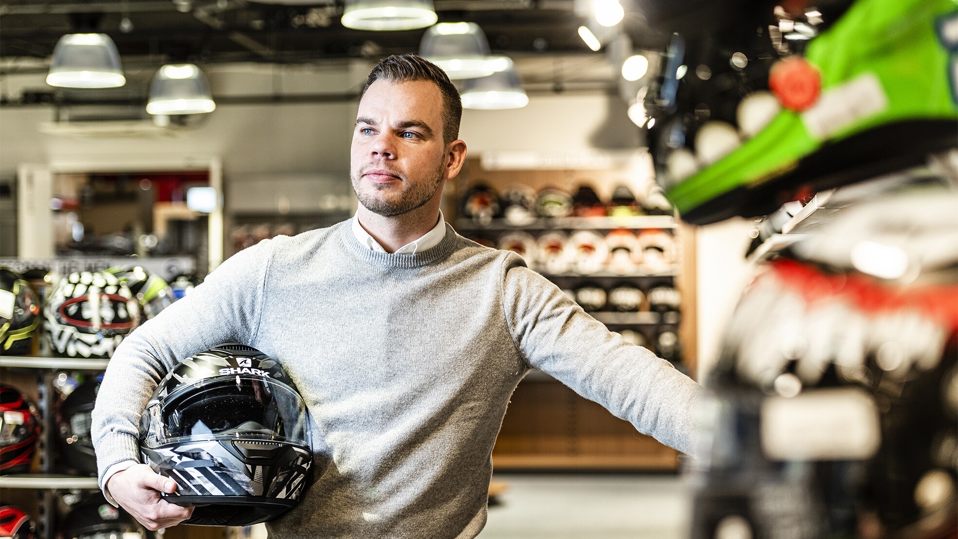 Mark Bos, directeur van Motorkledingcenter, was bijna politieagent. Foto: Merel Klijzing