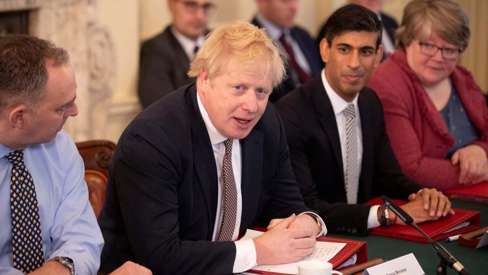 De nieuwe Britse minister van Financiën Rishi Sunak (links van Boris Johnson) wordt al Baby Chino genoemd, naar zijn voorganger Sajid Javid, de 'Chancellor In Name Only'. Foto: AFP/Matt Dunham