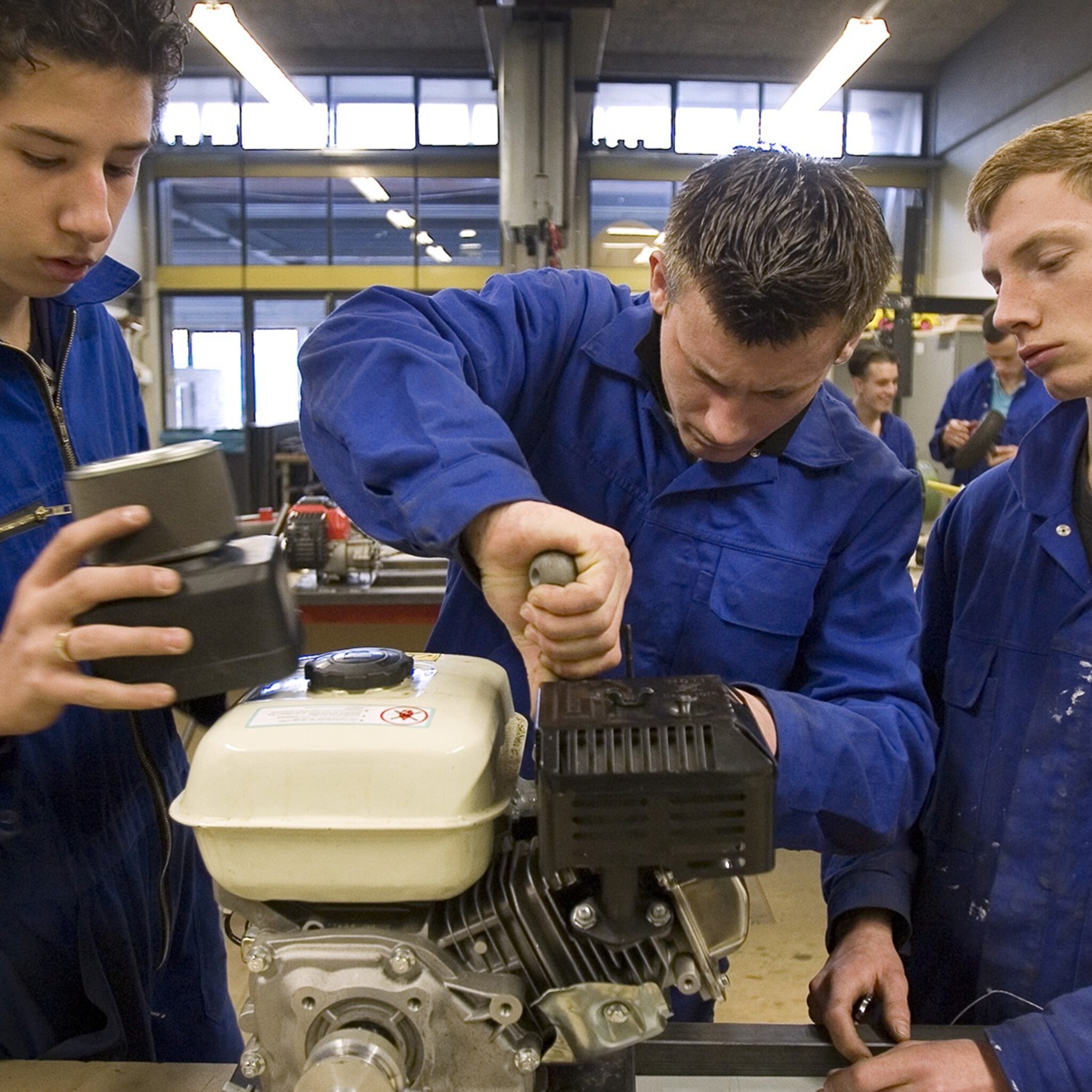 bedrijven lokken mbo ers met goed salaris en auto s