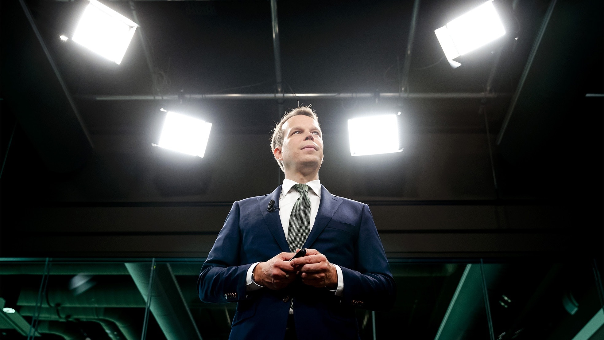 Het CBS (op de foto hoofdeconoom Peter Hein van Mulligen) maakte de groei van het aantal vaste banen bekend. Foto:Remko de Waal/ANP