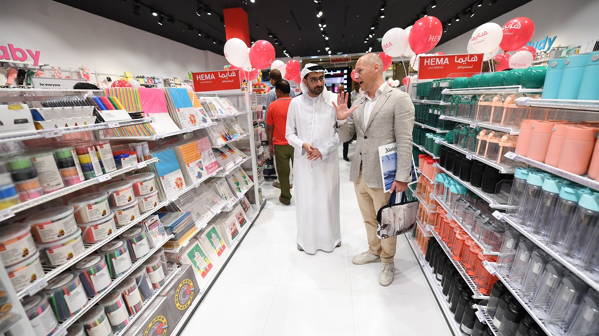 Vorig jaar ging HEMA naar Dubai: Omar Khoory (directeur plaatselijke mall) en Arnold Drijver (HEMA) tijdens de opening. Foto: Karim Sahib/ANP