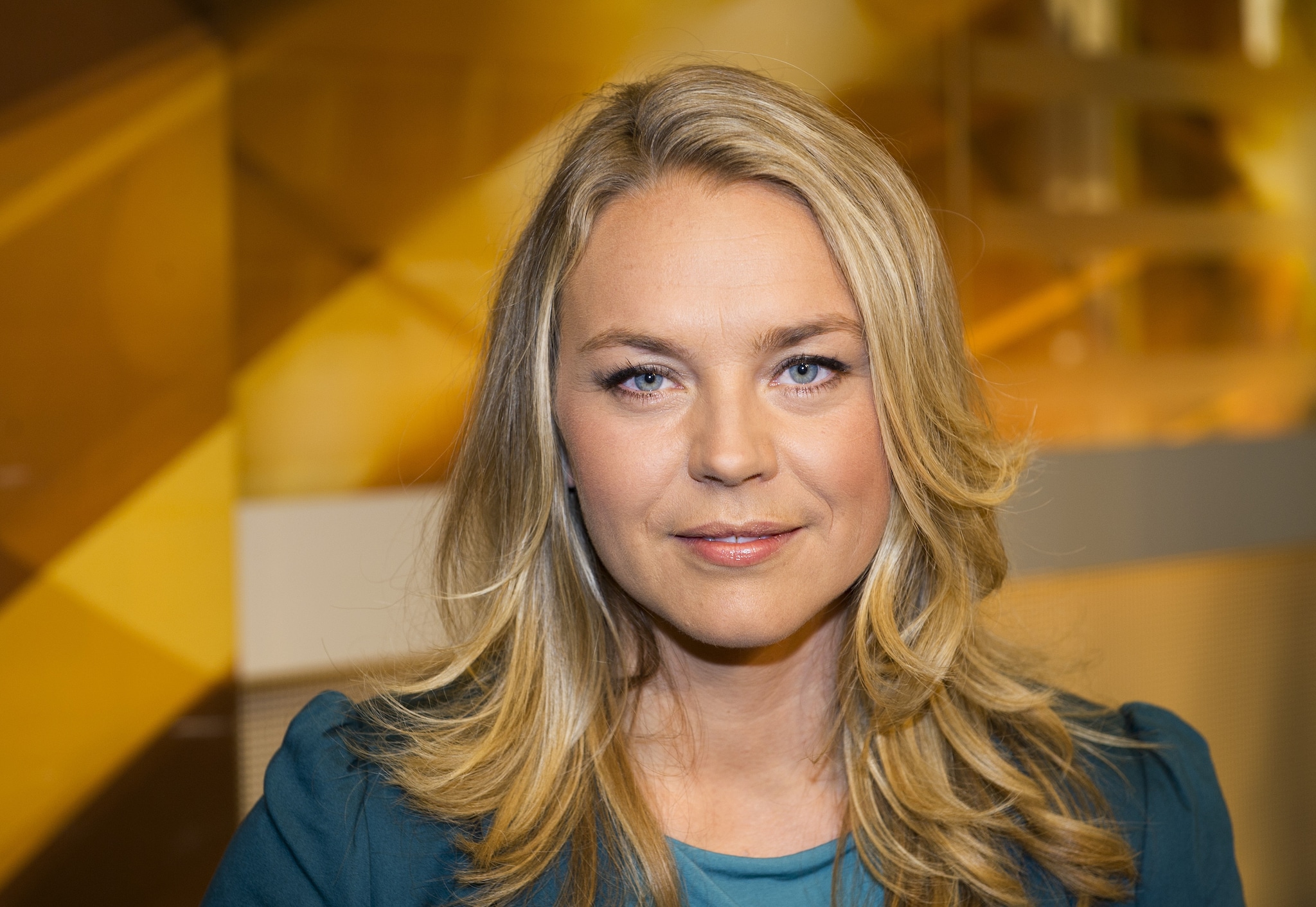 Janneke Willemse in het decor van WNL op Zondag, waar ze vanaf 2013 Eva Jinek verving.