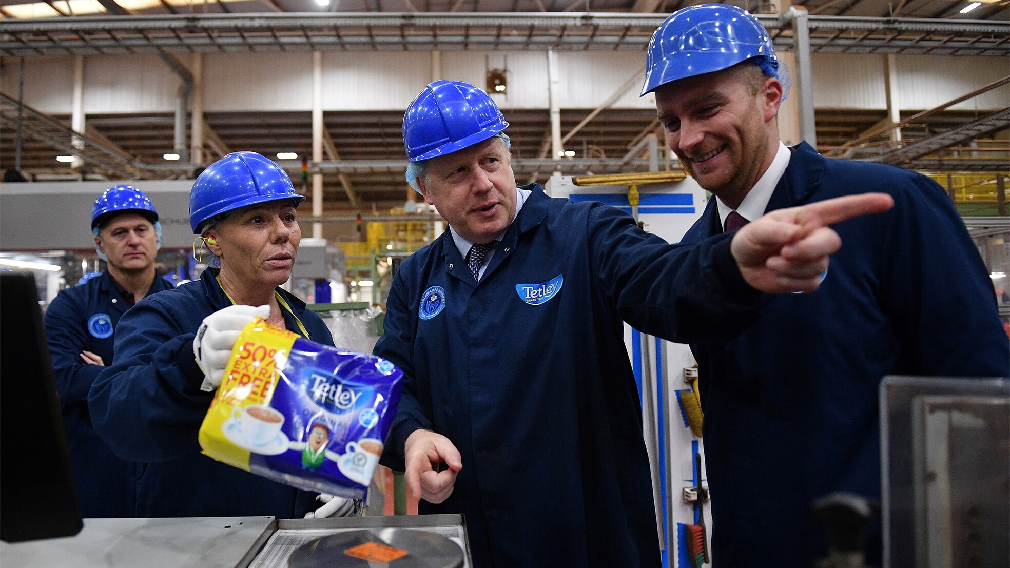 Premier Boris Johnson enkele maanden terug in een Engelse koffiefabriek. Foto: ANP