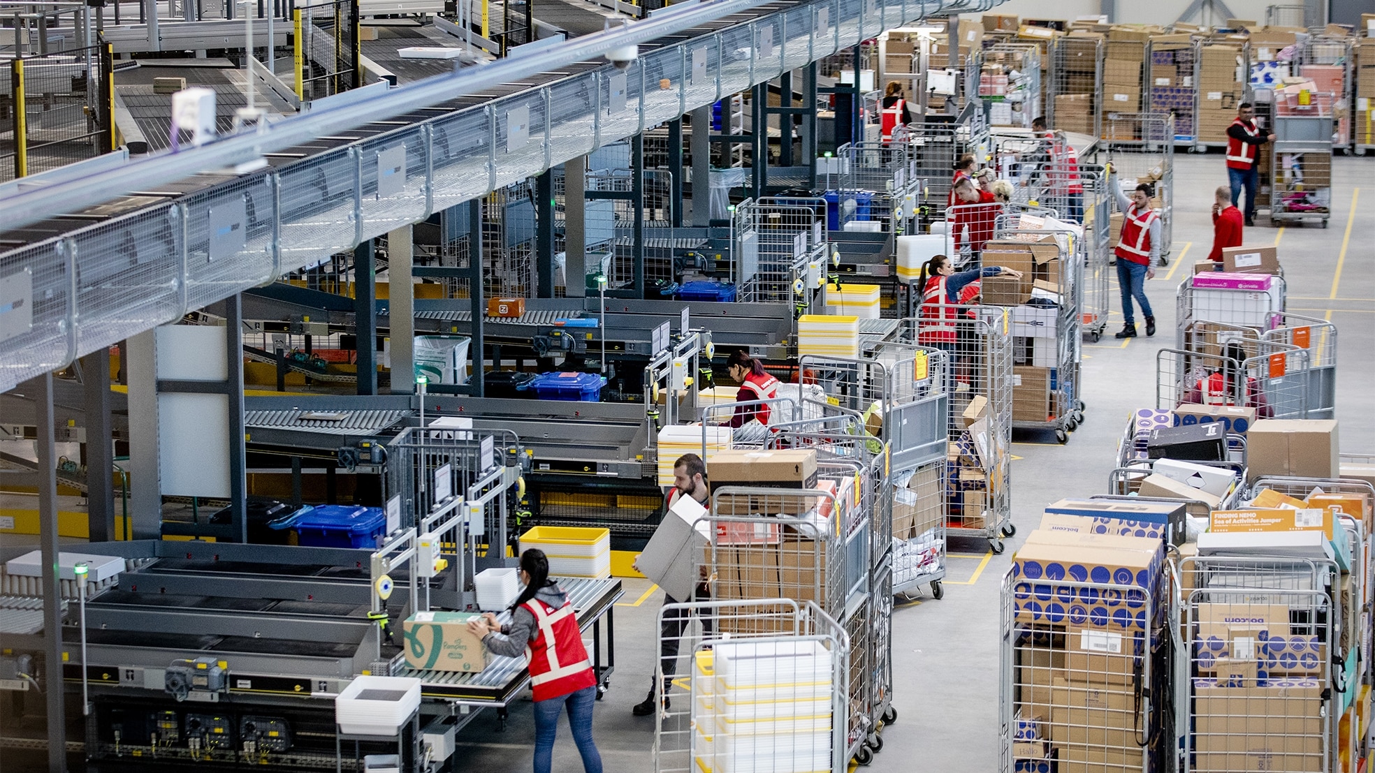 Het pakketsorteercentrum van PostNL in Tilburg. Steeds meer privébestellingen gaan richting werkplekken. Foto: ANP