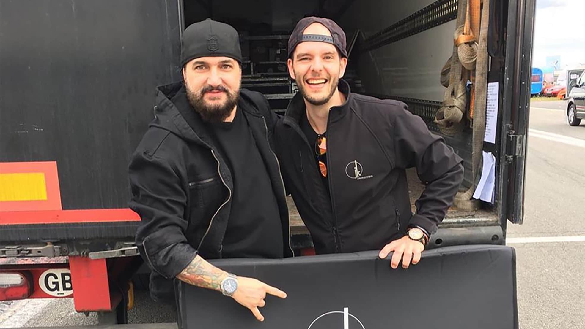 Joost Koopmans (rechts) met Imy James, drumtech van Guns 'n Roses en Slash tijdens Rock am Ring. Foto's: Joost Koopmans