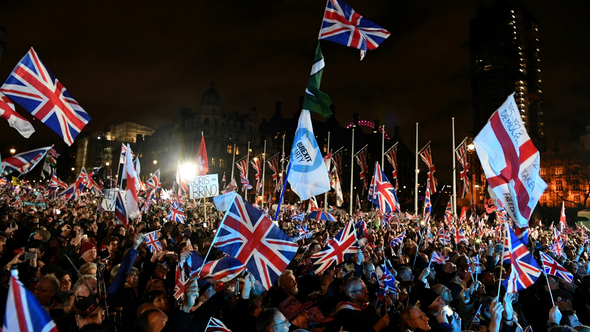 Parliament Square, Londen. Aftellen naar Brexit, op 31 januari 2020. Enkele duizenden Britten feestend op het plein, vele miljoenen Britten bezorgd thuis.