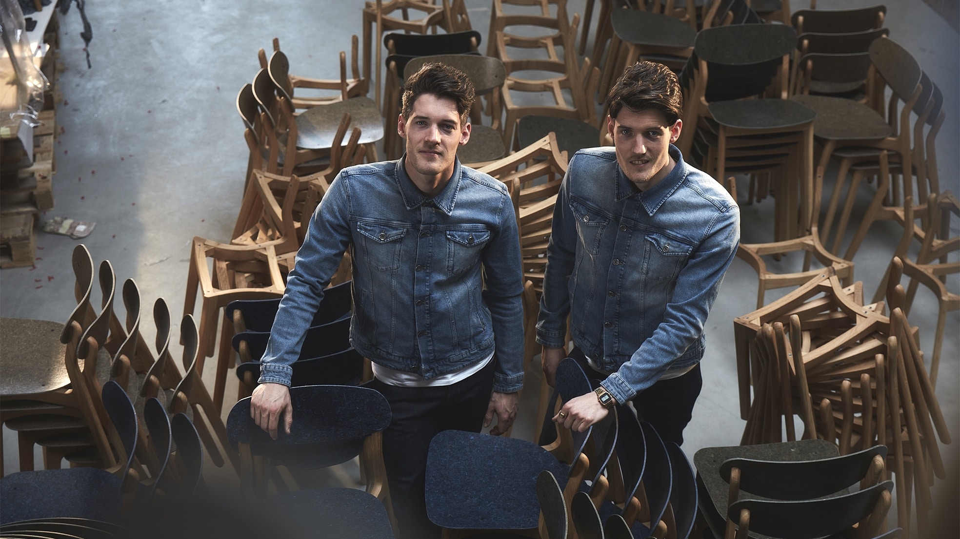 Foto boven: Planq-oprichters Dennis (links) en Anton Teeuw. Foto's onder: de metamorfose van oude kleding naar hippe stoel en het Planq-interieur van restaurant en jazzclub Fifth in Eindhoven. Foto's: Planq