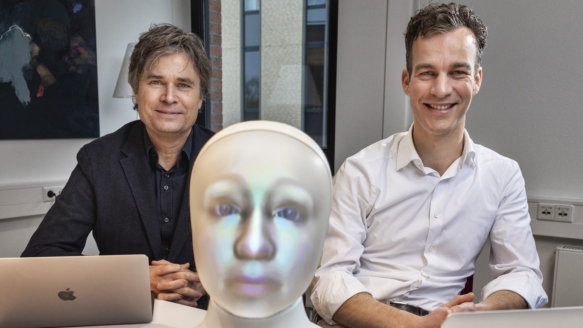 Jan Kwint en Ivo Winkes met in het midden LTP-robot Sigmund. Foto: Marco Okhuizen