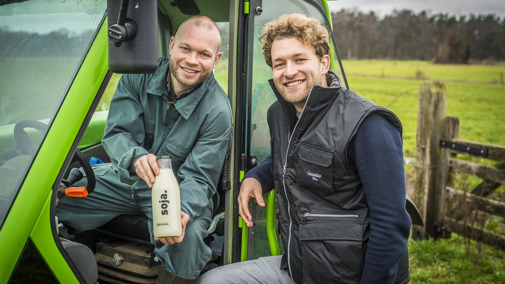 Bart (links) en Tom Grobben op het erf met zelfgeteelde soja en de melk die ze ervan hebben gemaakt. Foto: Reinier van Willigen