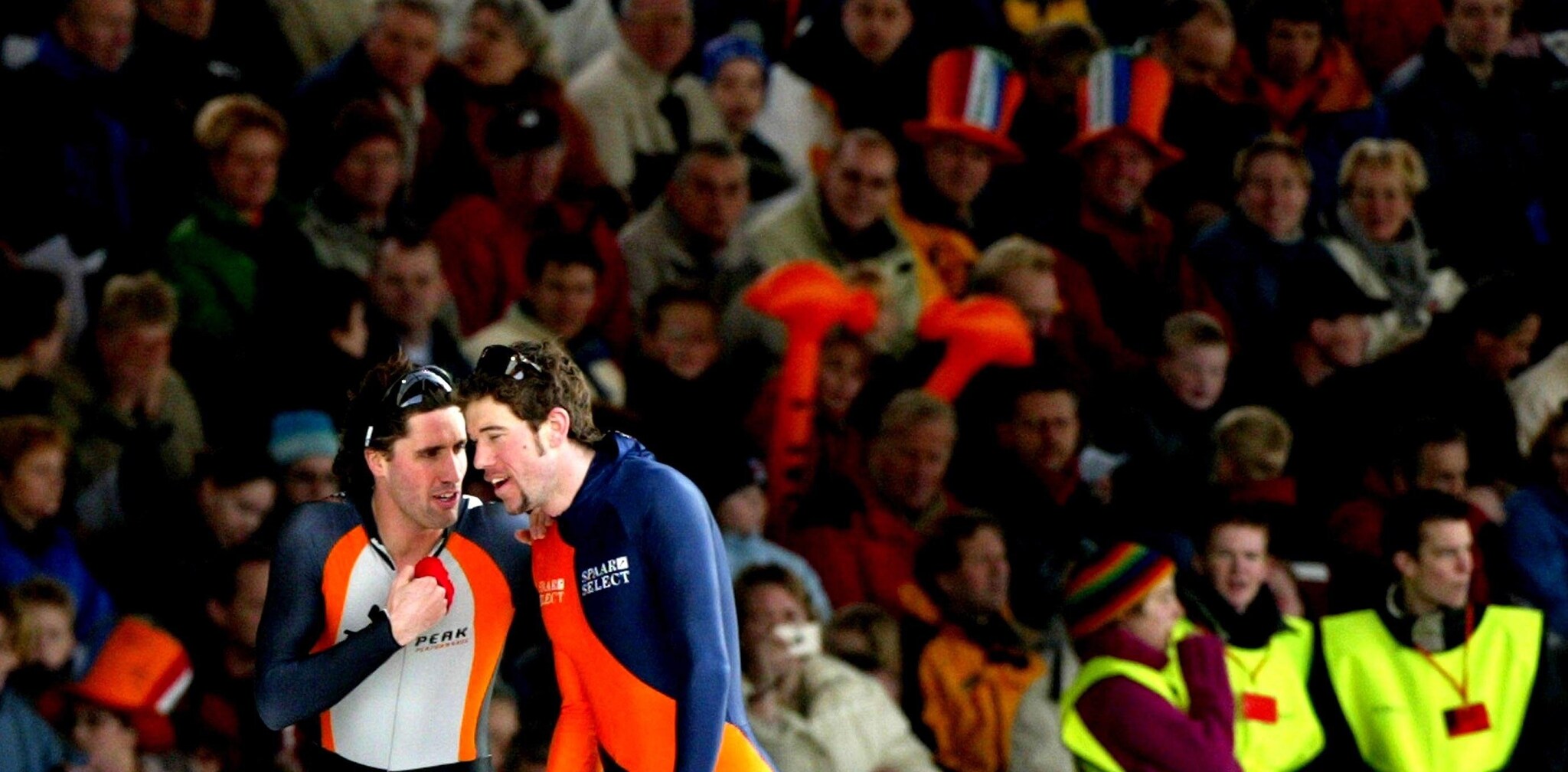 Martin Hersman en Gianni Romme (rechts) tijdens het NK Allround schaatsen in 2002. Foto: ANP/Robin Utrecht.
