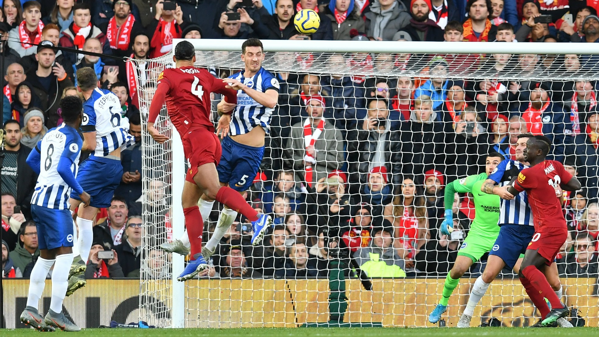 Virgil van Dijk scoort voor Liverpool, in de Premier League-wedstrijd tegen Brighton. Het zou zomaar zo kunnen zijn dat ook hij, na Brexit, een werkvergunning moet gaan aanvragen in het Verenigd Koninkrijk. Foto: ANP.
