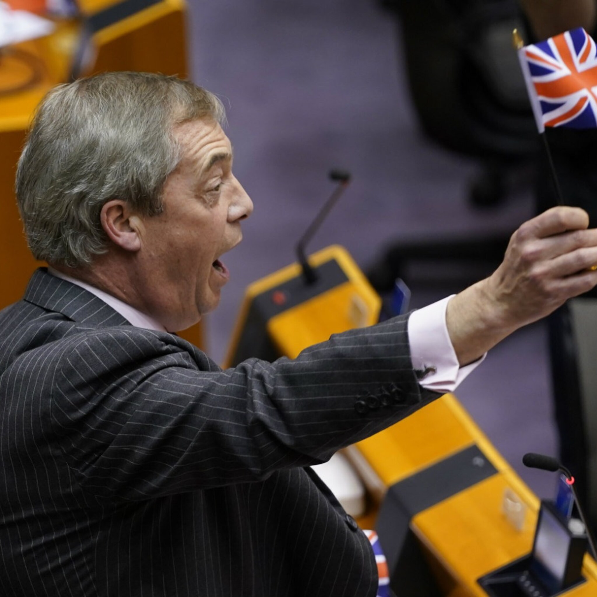 brexit deal vlaggetjes gezang en cynisme in europees parlement