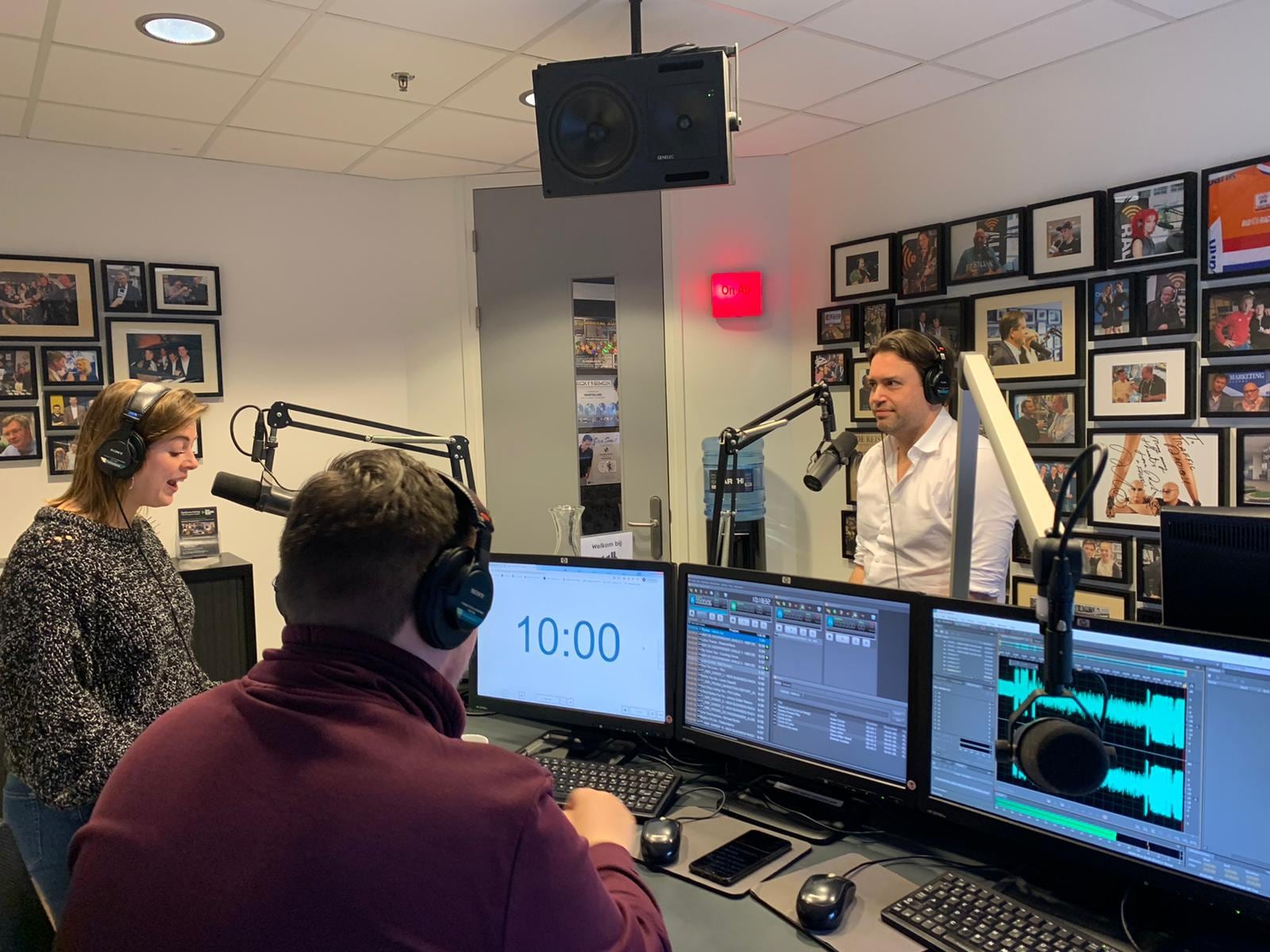 René Janssen (rechts) in de studio van New Business Radio op het Mediapark in Hilversum, waar wekelijks op de dinsdag live de radio-uitzending van De Ondernemer plaatsvindt. Foto: Eldert Kuiken.
