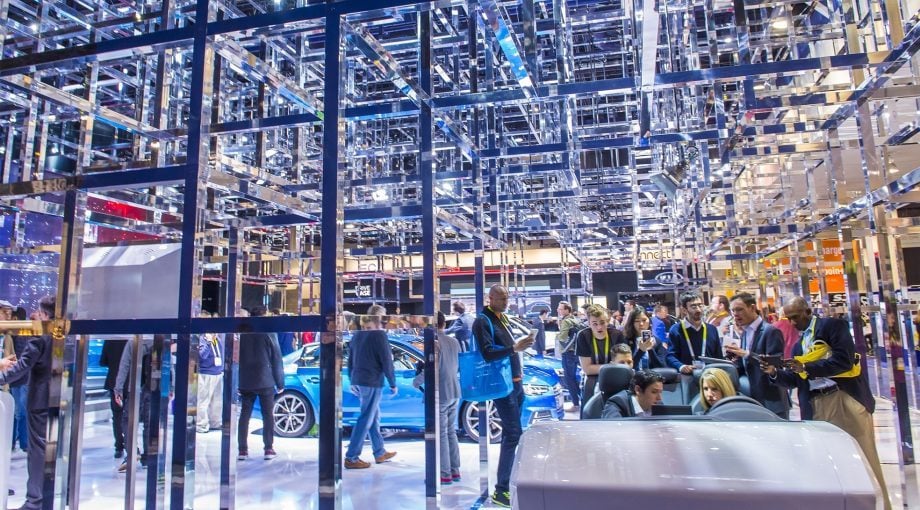 De Consumer Electronics Show (CES) in Las Vegas, een techbeurs waar ook veel Nederlandse startups zich dit jaar presenteerden ( Shutterstock). Onder: zorgrobot Rose ( Fabian Fraikin) en helemaal onderaan: Henk Zeegers ( DCI Media).