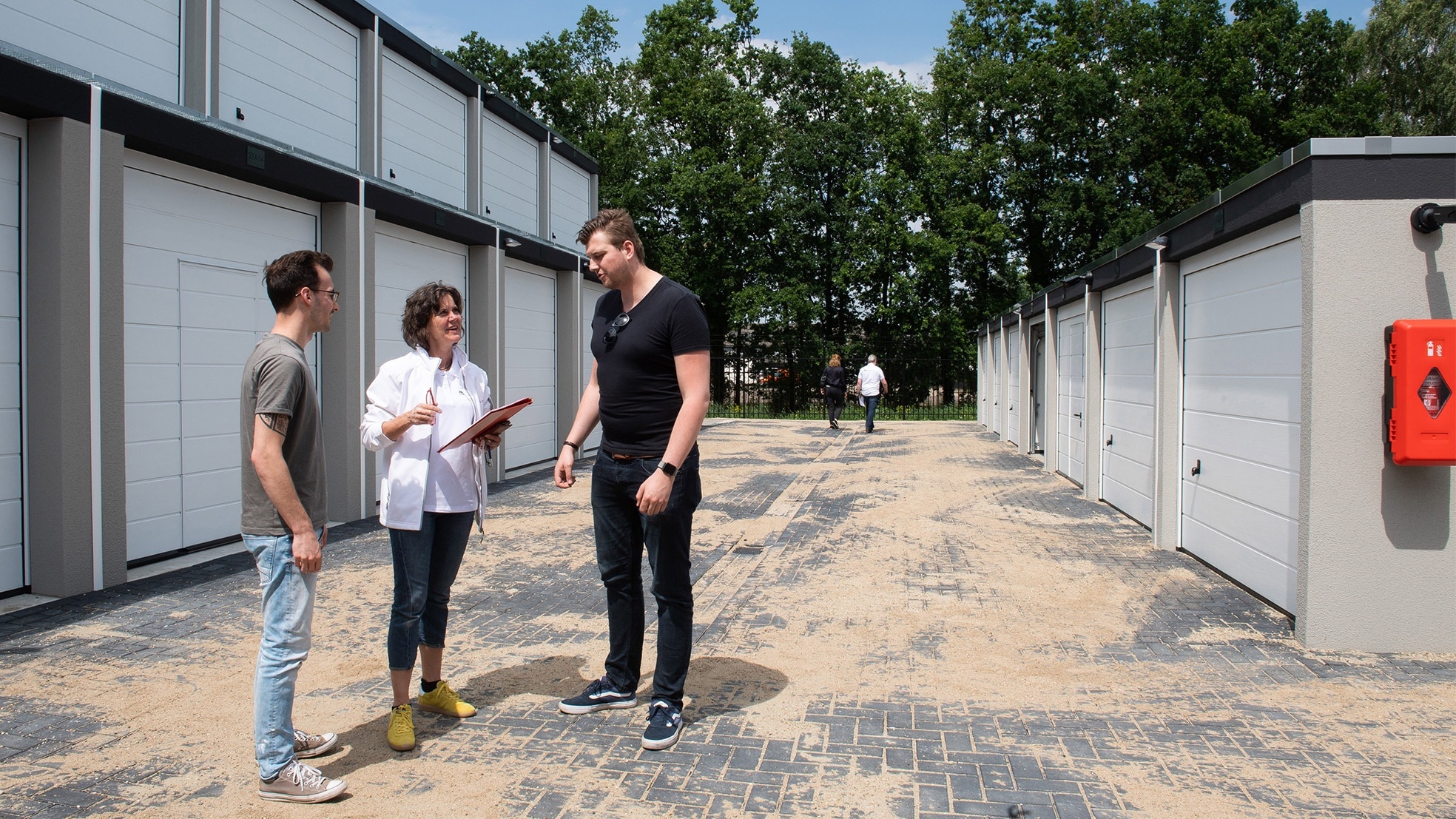 Ook in Etten-Leur kunnen starters sinds vorig jaar aan de slag in een garagebox, zoals hier Kevin Hensen (links) en Dennis ten Hove die uitleg krijgen van Ylona Tichelaar. Foto onder: wijnhandelaar Bart Hoogmoed. Foto's: Pix4Profs/René Schotanus/Peter van Trijen