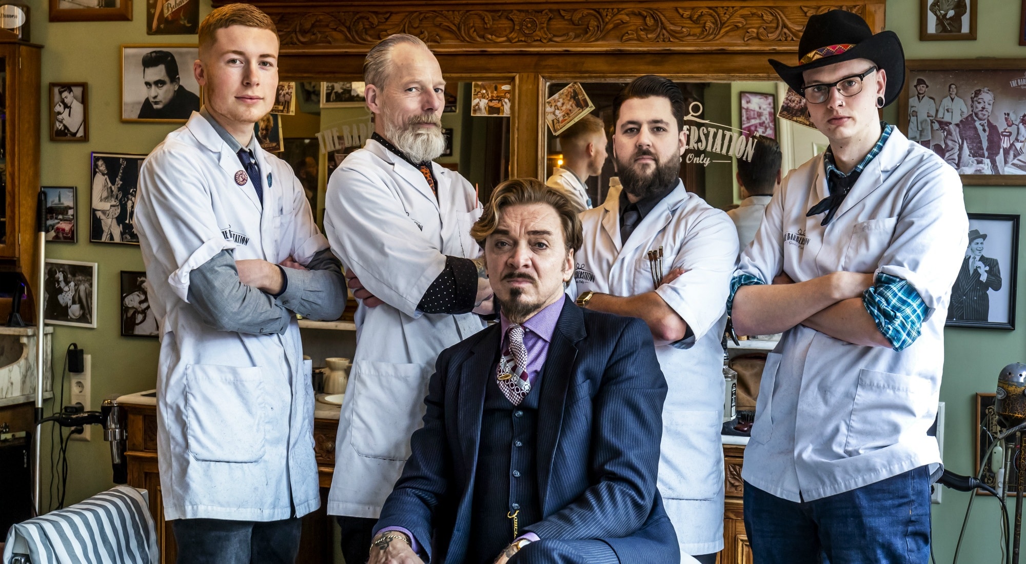 De Barberstation: in het midden eigenaar Jean van Rossem (55), v.l.n.r. Hugo Deijns (18), Henk van Kooten (53), Nick de Jonge (29), Remco Stadman (26). Foto's in tekst (van boven naar onder): Jean van Rossem, Dominique Haas en Patrick van der Vaart, Maher Mansour. Angeliek de Jonge