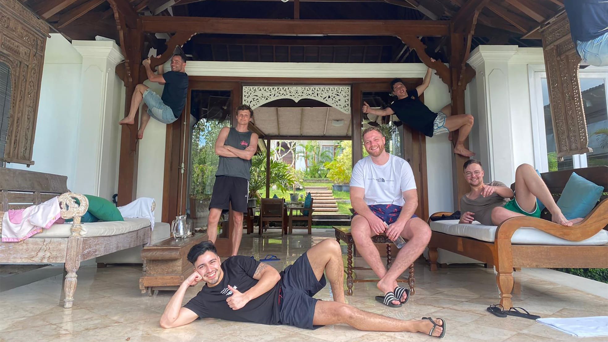 De medewerkers van marketingbureau Brandfirm zitten elk jaar een paar maanden op Bali (foto: Brandfirm). Foto onder: ondernemer en schrijver van het boek Work hard, travel harder Suzanne van Duijn (foto: Elke Smit).