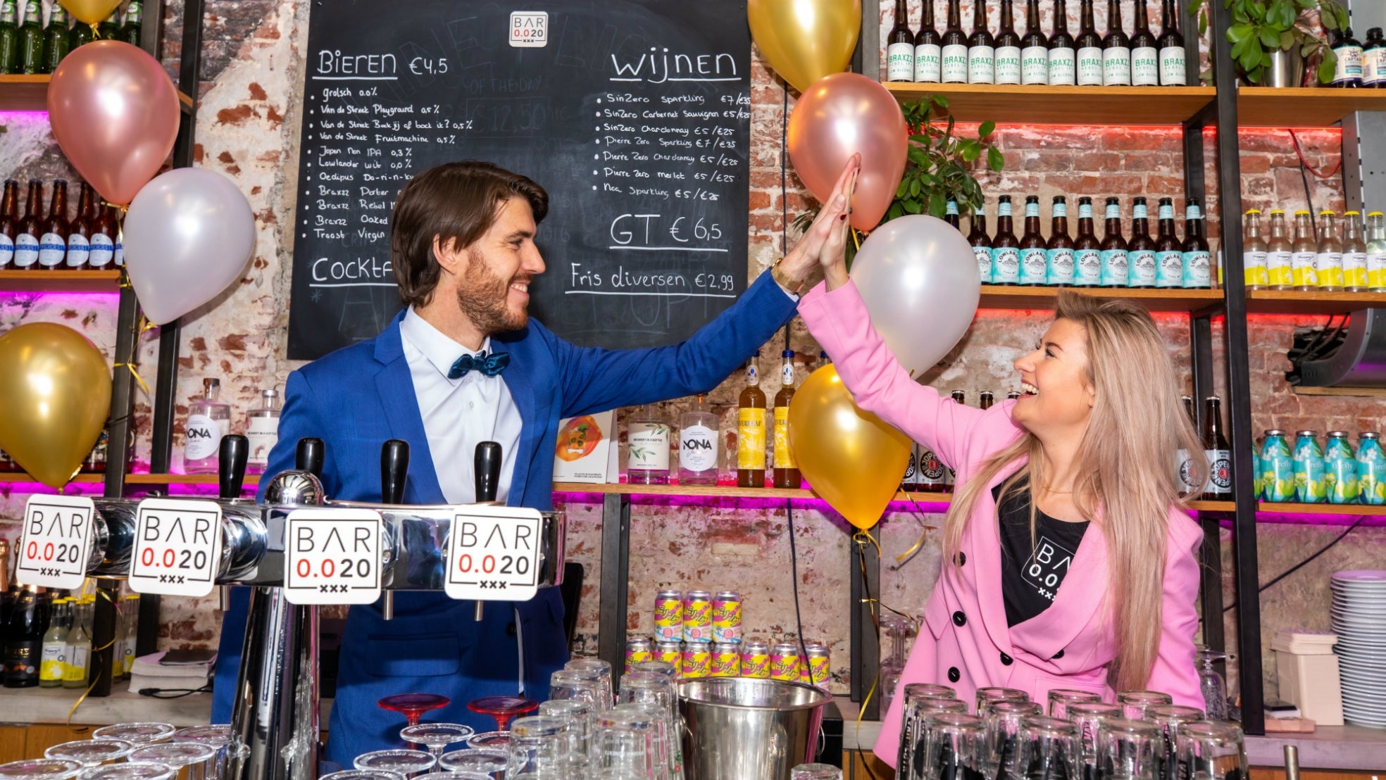 Niels Krommenhoek en Mariska Leising hebben de primeur voor Nederland: het allereerste alcoholvrije café. Foto: Jan Buteijn.