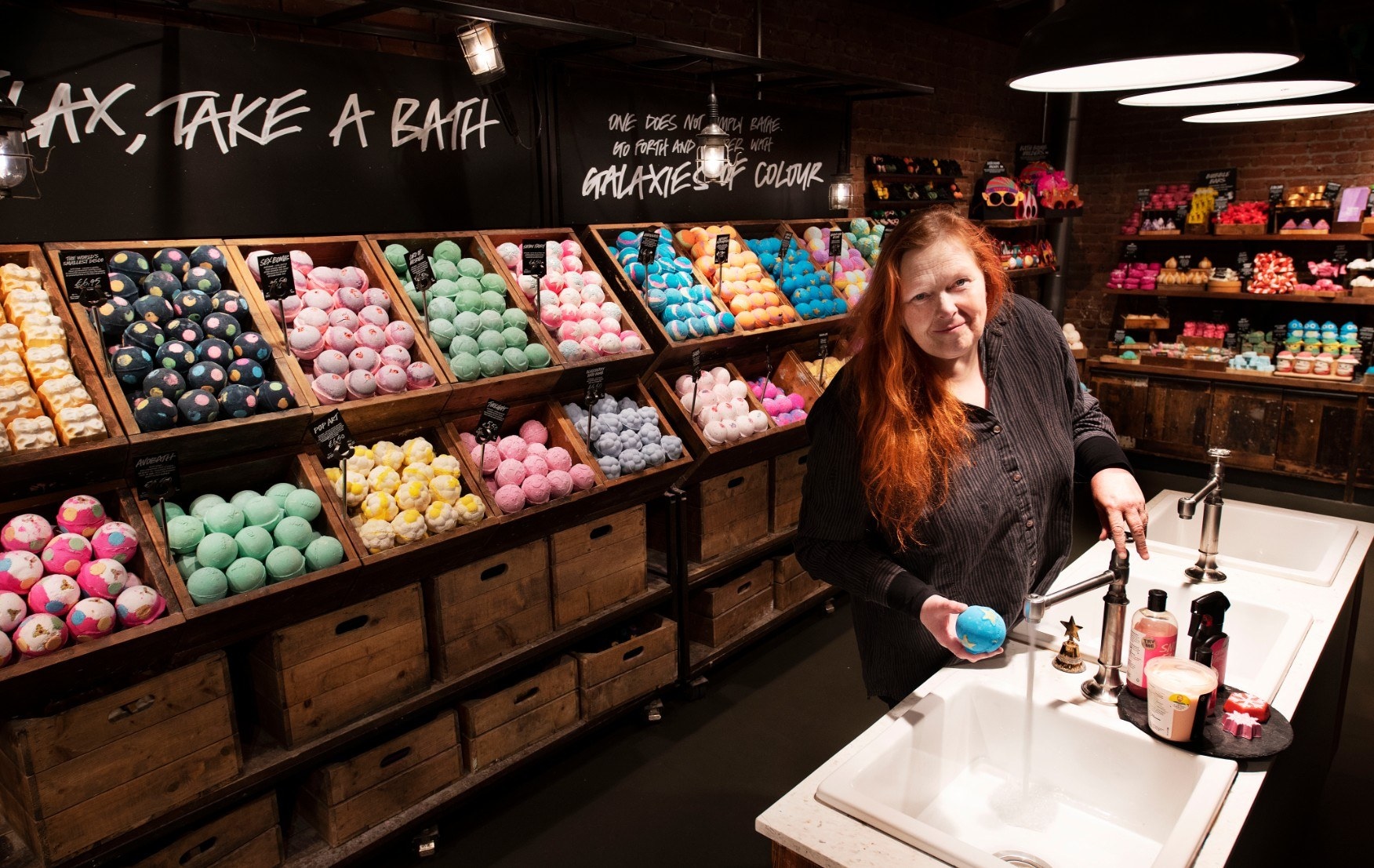 Hilary Jones in een Lush cosmeticawinkel tussen de ecologisch verantwoorde zepen zonder verpakking en palmolie (foto: Marco Bakker)