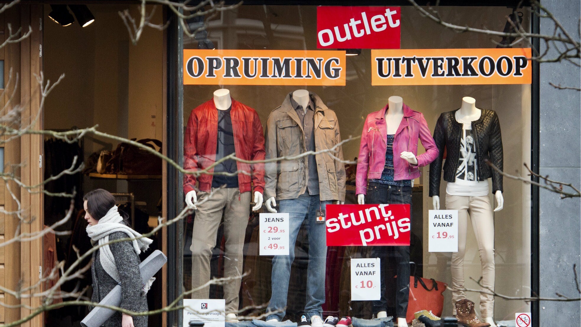 Denken dat je geld bespaart door iets met korting te kopen, terwijl je eigenlijk weet dat je meer hebt uitgegeven dan je van plan was. (Foto: ANP)