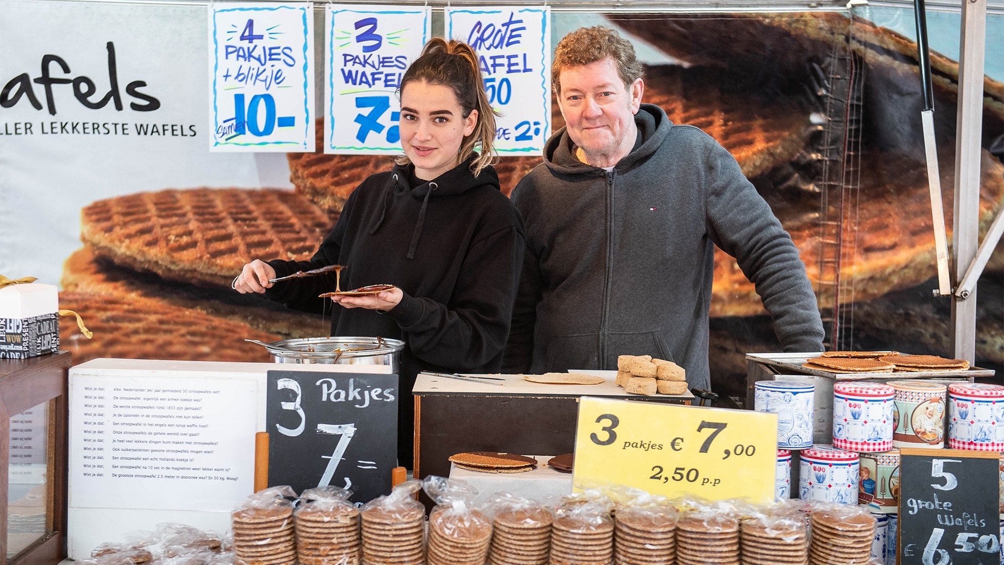 Bert Jansen stopt met stroopwafels bakken maar hij draagt het stokje over aan Jaimy Polko. (Foto: Lars Smook)