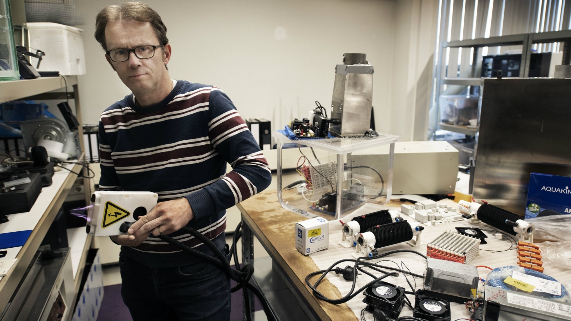 De 'Willy Wortel' van Haarlem in zijn uitvindingenfabriek: André Kapitein.Foto's: Marco Bakker.
