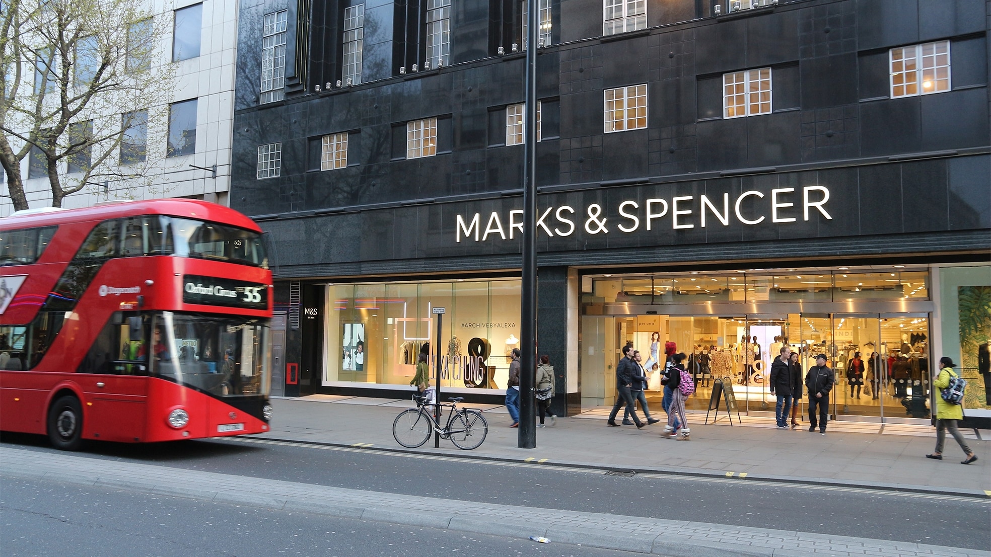 Een filiaal van Brits warenhuis-icoon Marks &amp; Spencer in een Londense winkelstraat. Foto: Shutterstock.