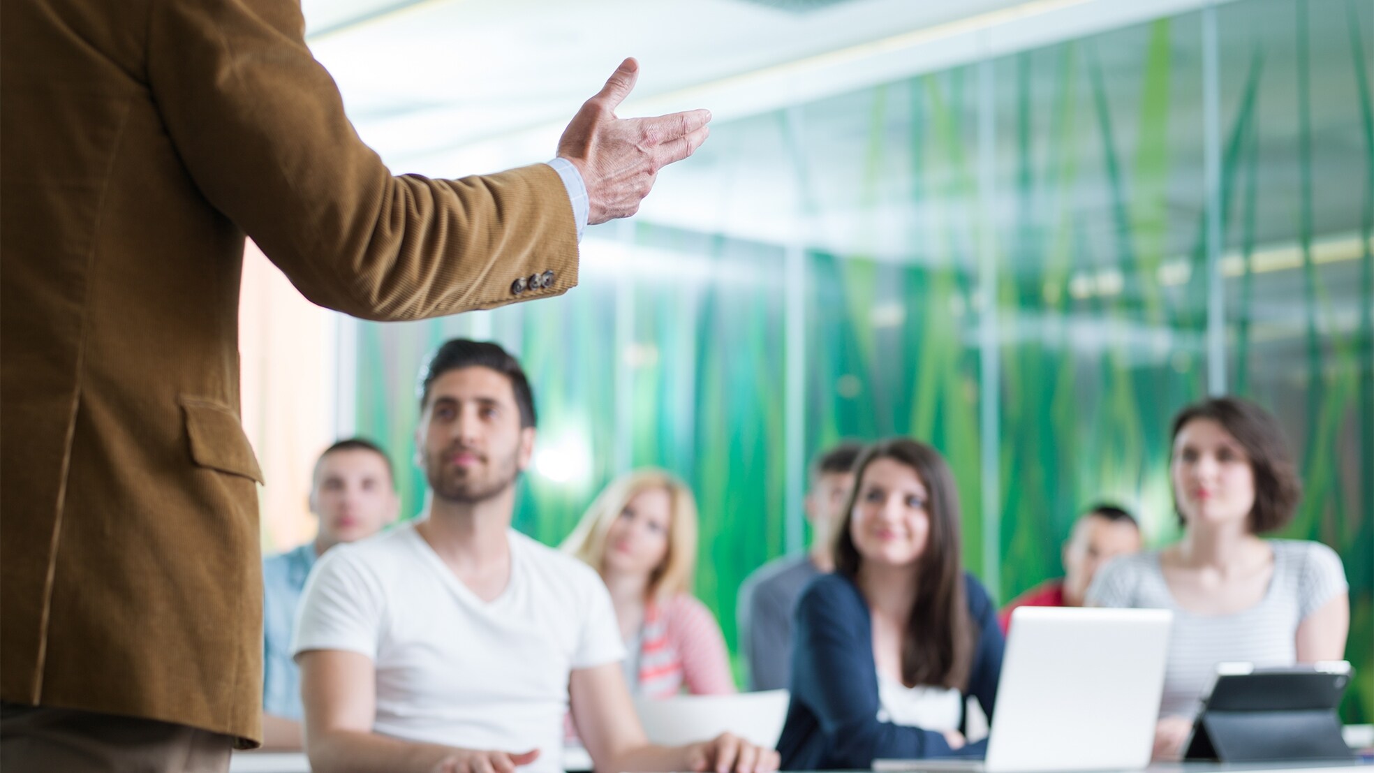 Ontwikkeling en kansen voor medewerkers (opleiden van personeel, hulp bieden bij schulden) staat op één bij ondernemers. (Foto: Shutterstock)